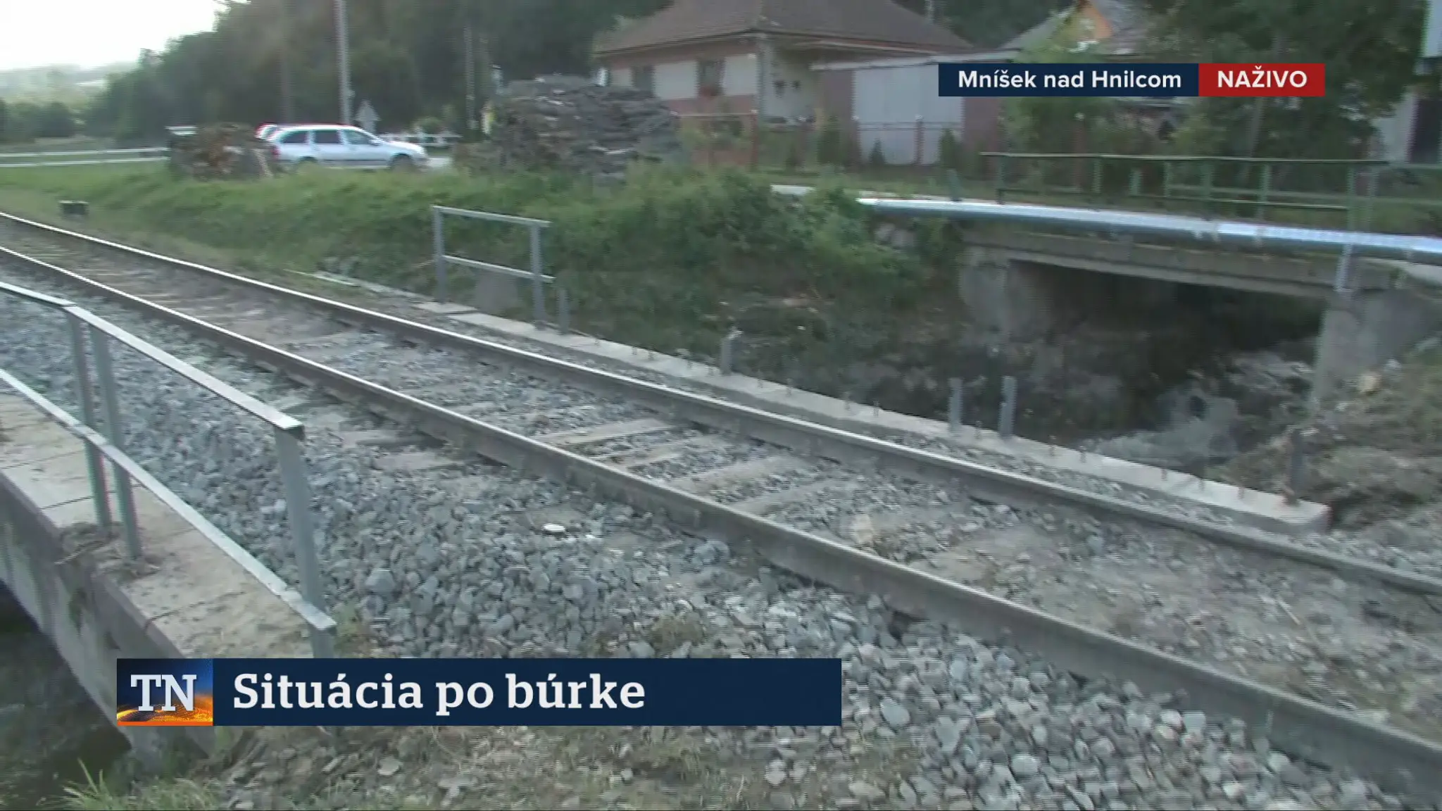 Železničnú trať v Mníšku nad Hnilcom sa podarilo opraviť ešte včera večer.