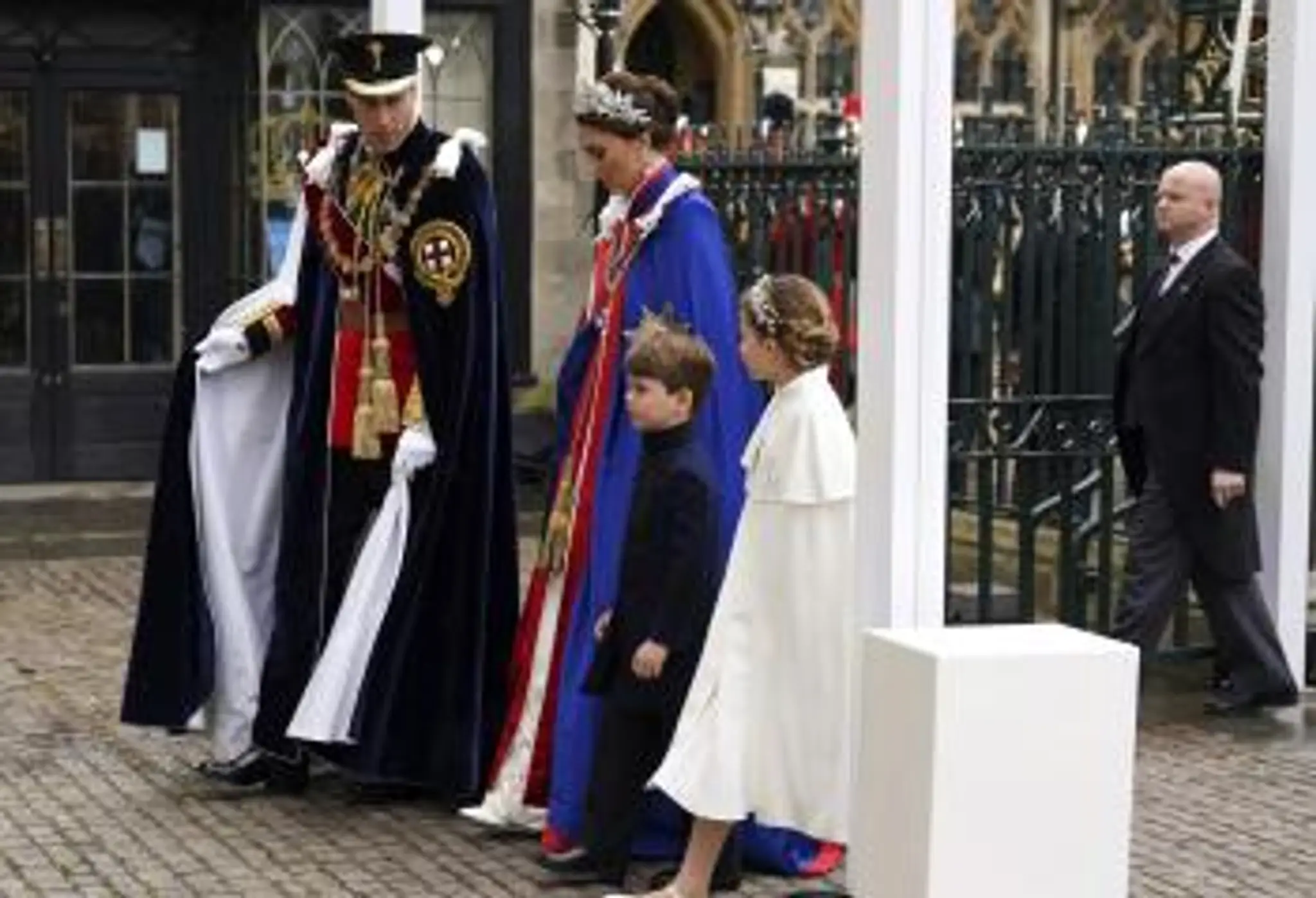 Britský princ William a Kate, princezná z Walesu, prichádzajú na korunováciu kráľa Karola III. vo Westminsterskom opátstve