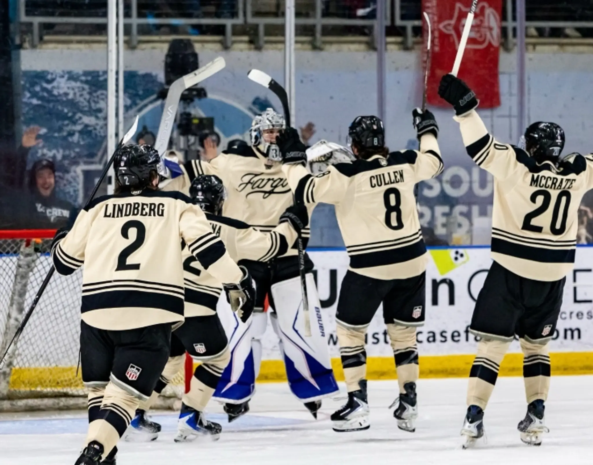 Hráči Fargo Force s brankárom Hrenákom oslavujú gól