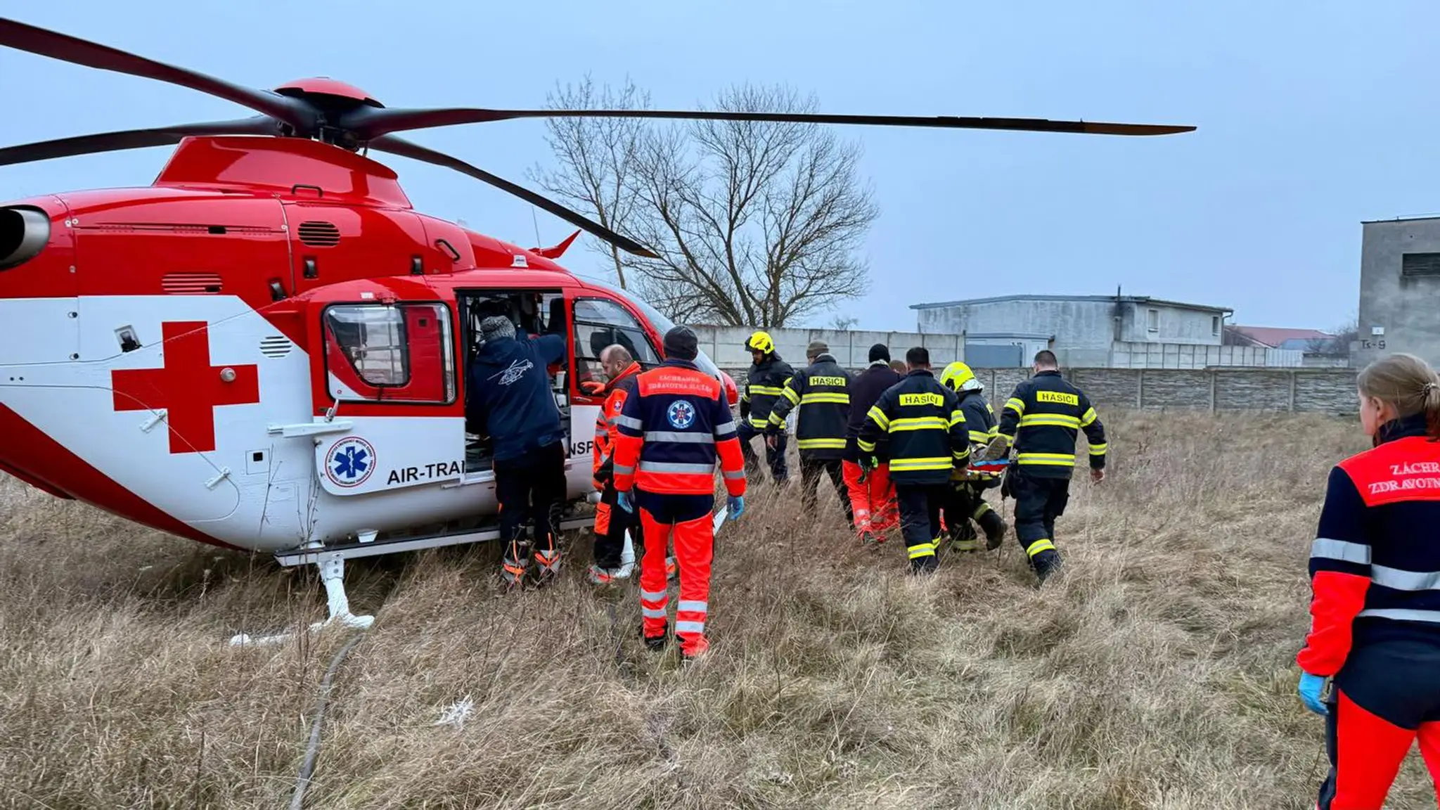 Záchranári zachraňovali muža, ktorého zasypalo vo výkopovej šachte
