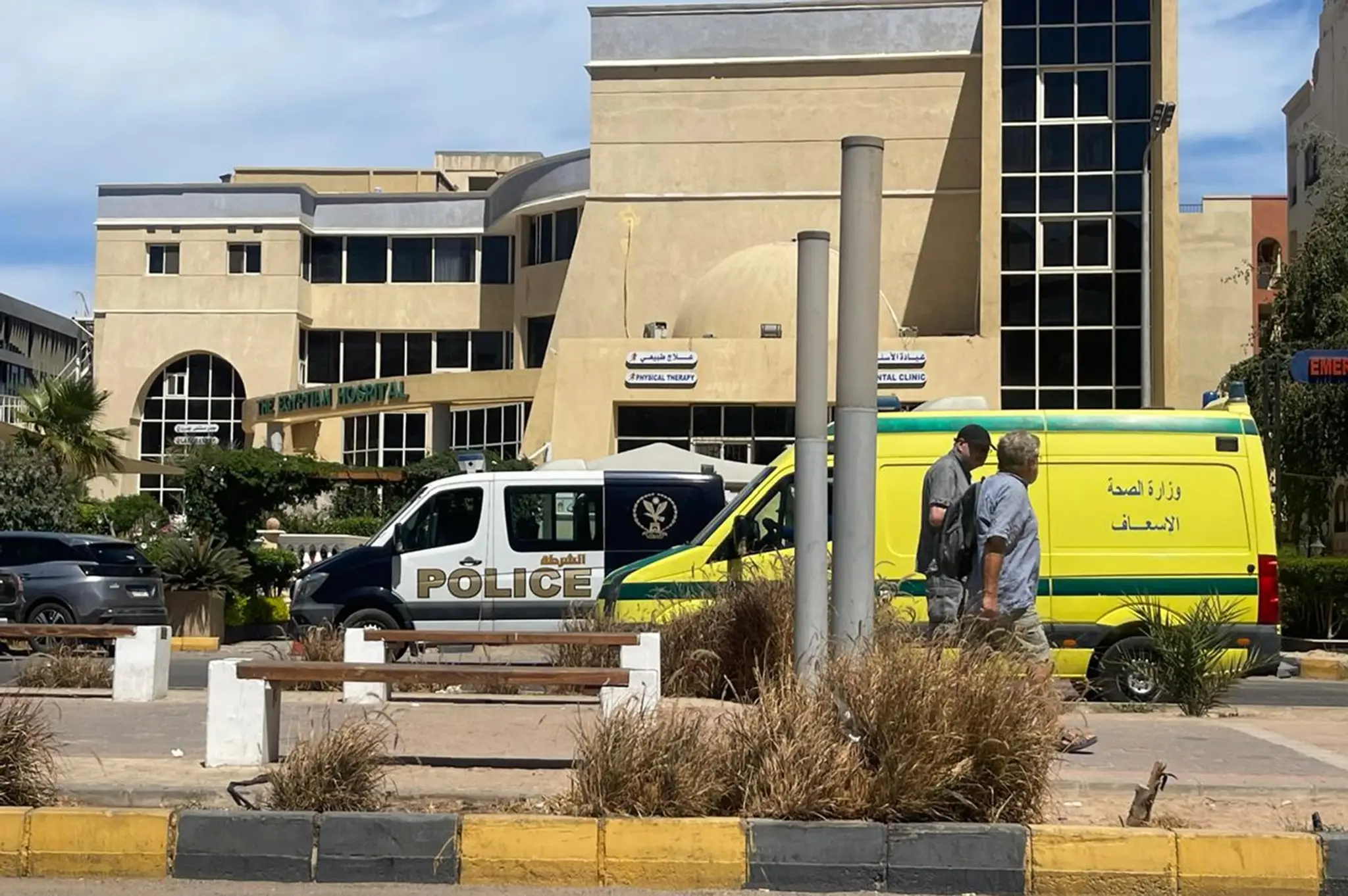 Policajná dodávka a sanitka pred nemocnicou, v ktorej hospitalizovali zranených.