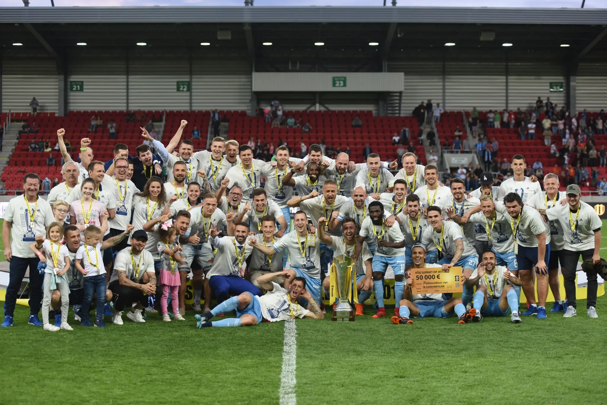 Tím Slovana oslavuje po výhre 3:1 vo finále Slovnaft Cup-u proti Ružomberku.