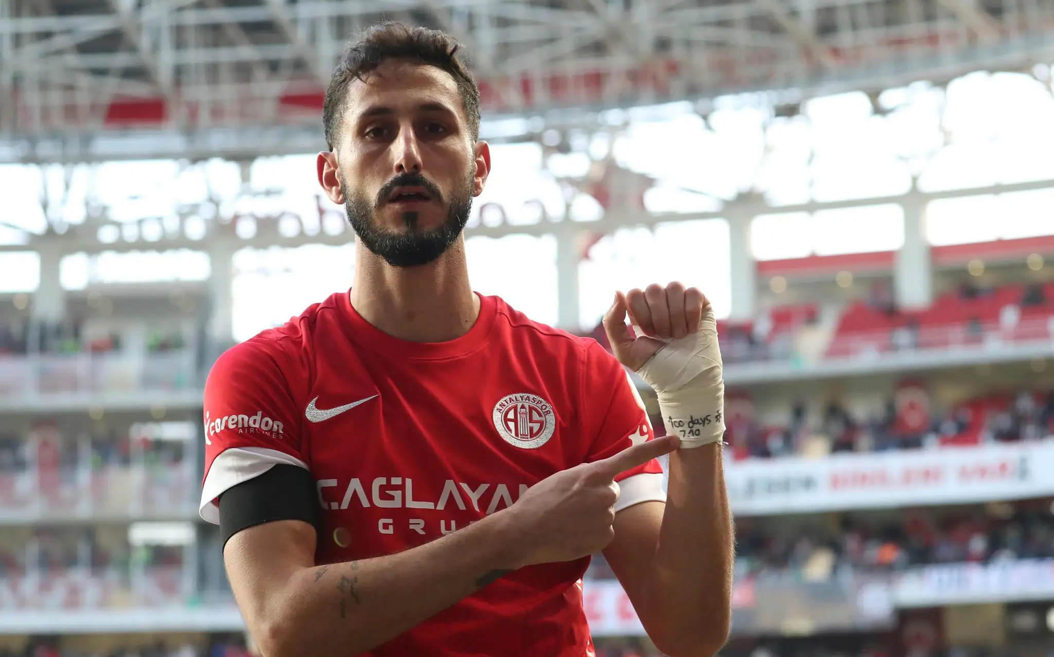 Futbalista Sagiv Jehezkel  z Antalyasporu ukazuje do kamery obviazané zápästie s odkazom na konflikt v Pásme Gazy.