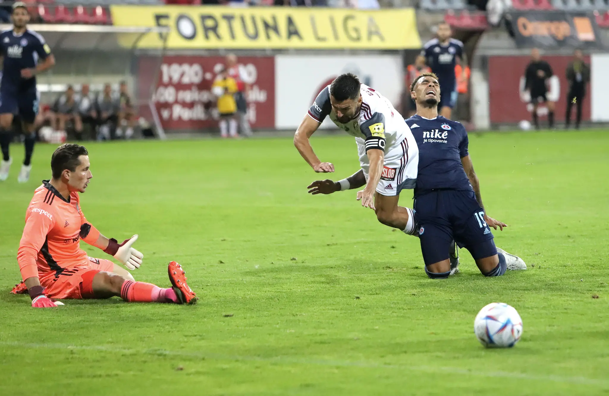 Zľava brankár Podbrezovej Richard Ludha, Boris Godál (Podbrezová) a Andre Jay Green (Slovan) počas zápasu 1. kola Fortuna ligy.