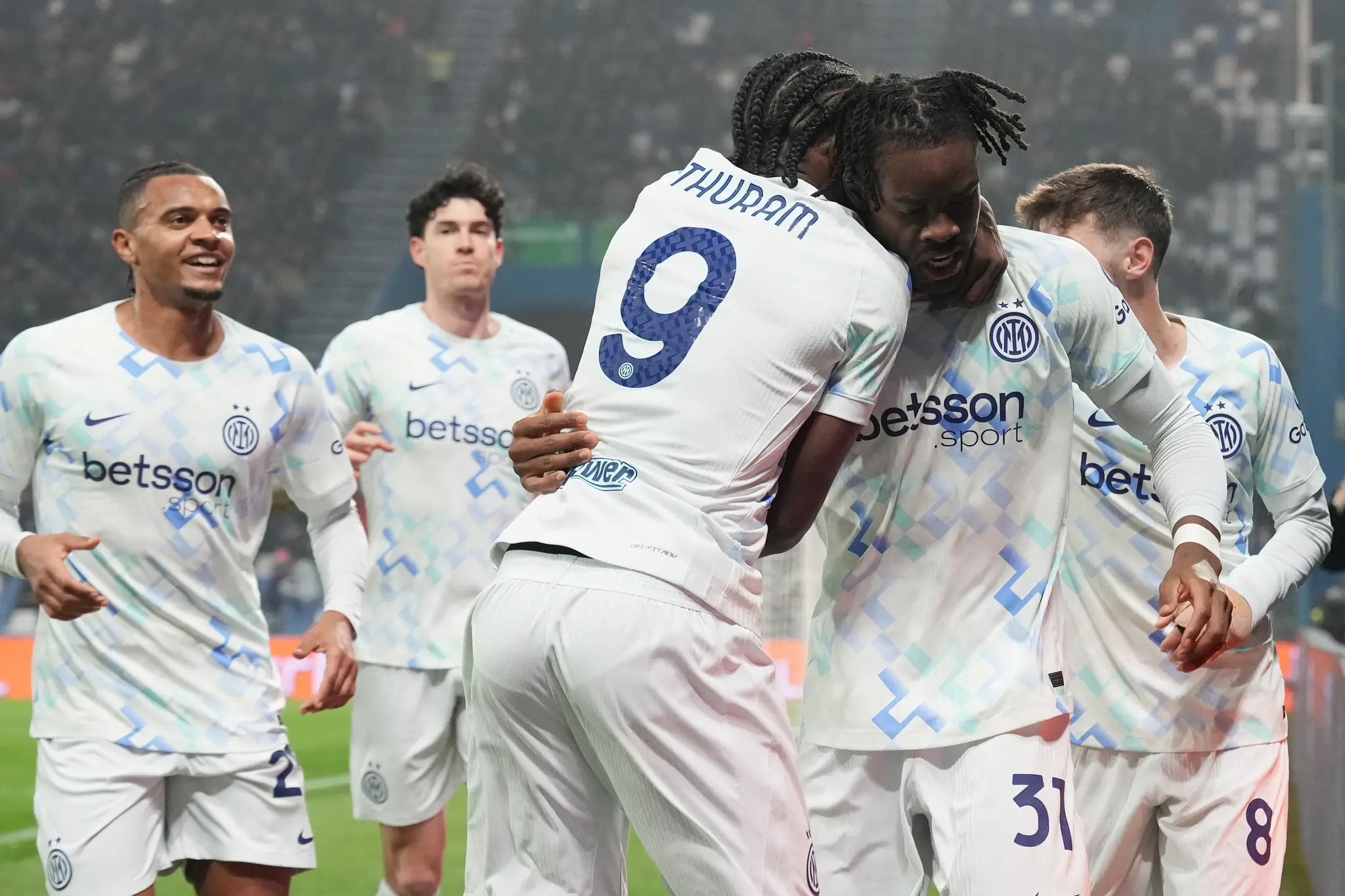 Yann Bisseck (v popredí vpravo) z Interu Miláno sa teší so spoluhráčmi z gólu.