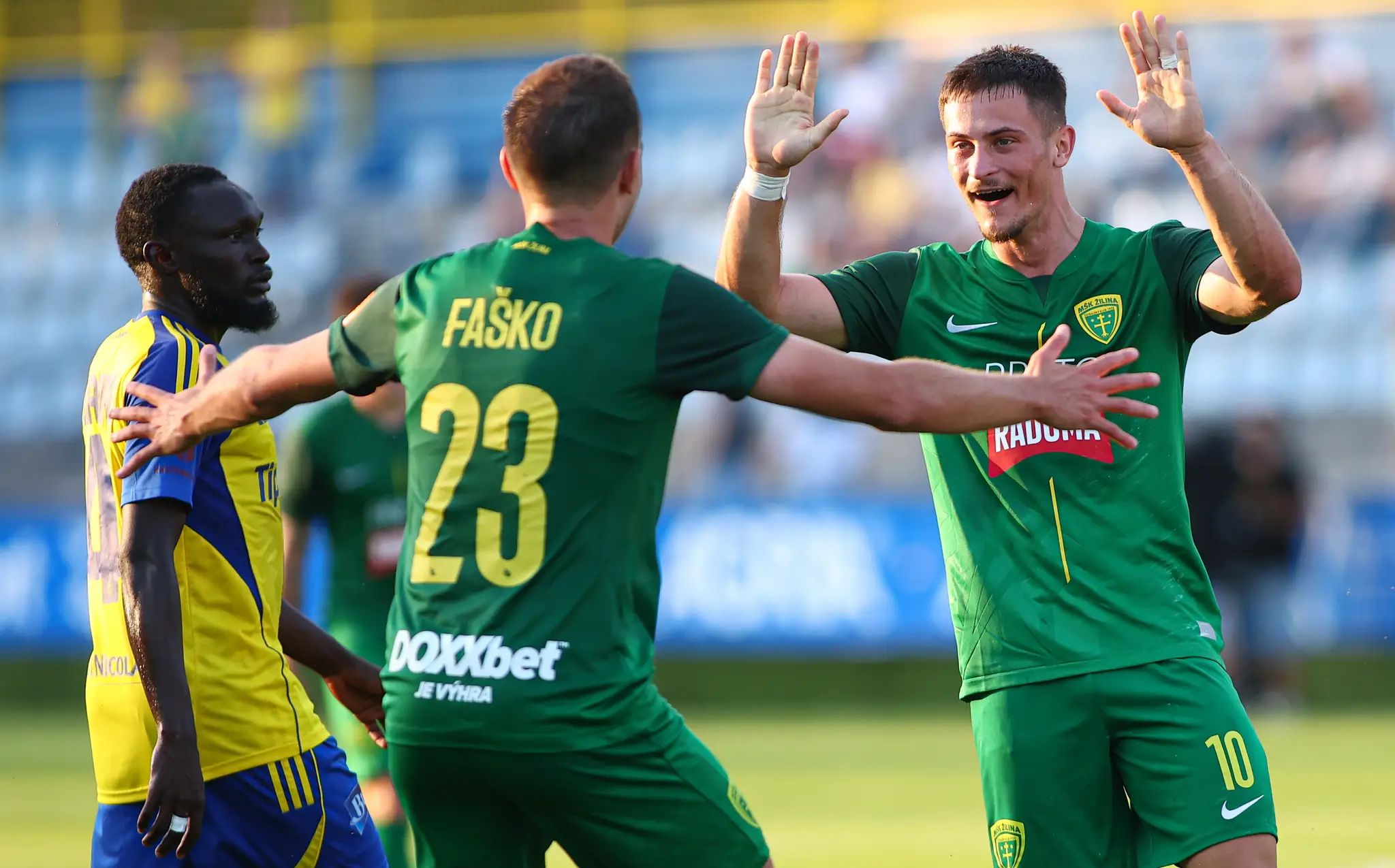 Na snímke vpravo Adrián Kaprálik (Žilina) sa raduje z gólu.