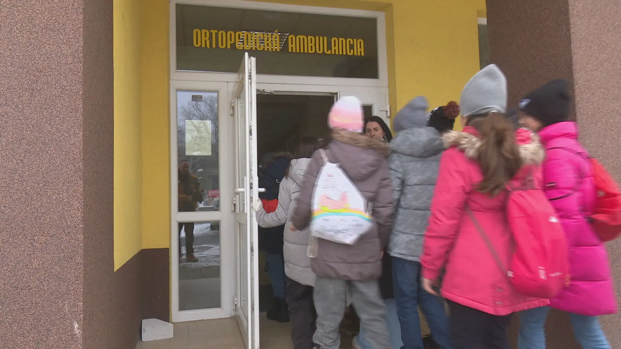 Deti idú na vyšetrenie chrbtice.