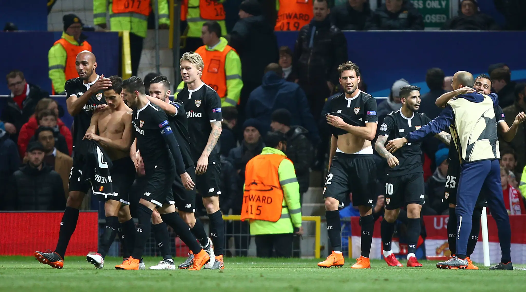 Nadšenie hráčov FC Sevilla po góle v odvete osemfinále LM na pôde Manchestru United.