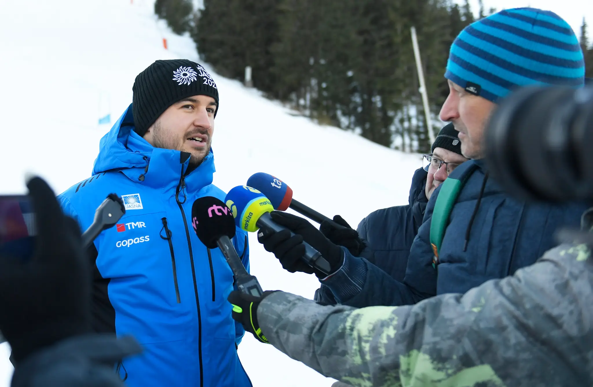 Jiří Trumpeš počas brífingu k výsledkom kontroly pretekárskej trate zo strany komisára Medzinárodnej lyžiarskej federácie (FIS)