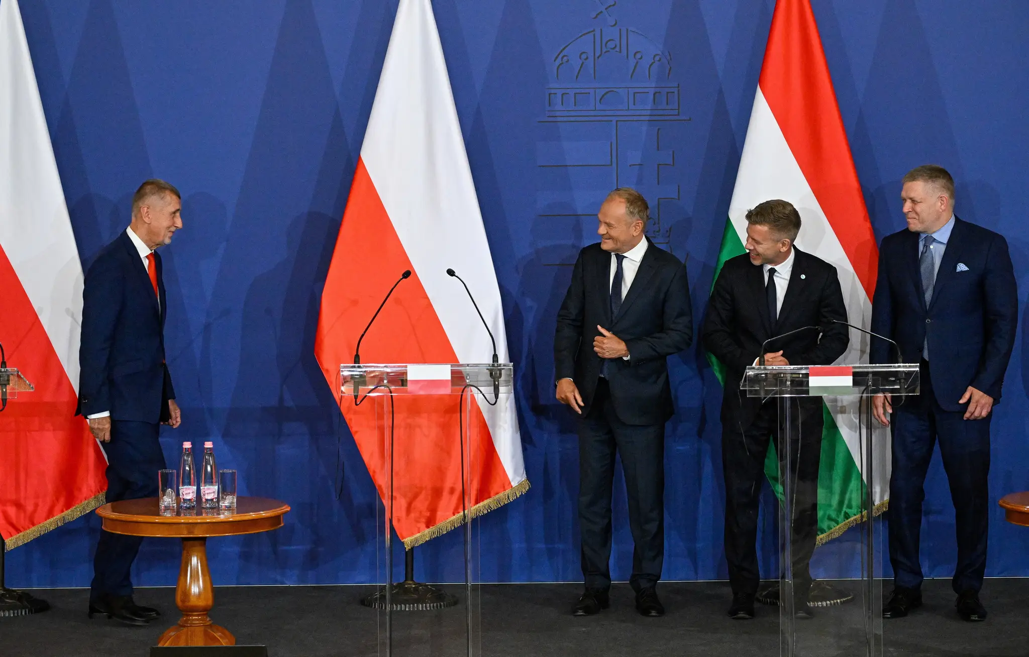 Na snímke premiéri krajín Vyšehradskej štvorky (V4) sprava Robert Fico (Slovensko), Péter Magyar (Maďarsko), Donald Tusk (Poľsko) a Andrej Babiš (Česko).