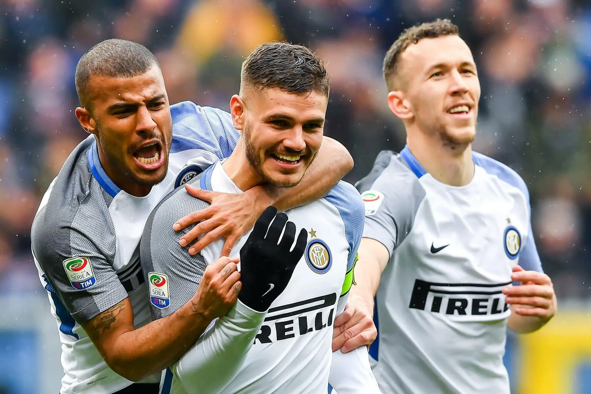 Icardi oslavuje svoj štvrtý gól s Alcantarom Rafinhom (vľavo) a Ivanom Perišičom.