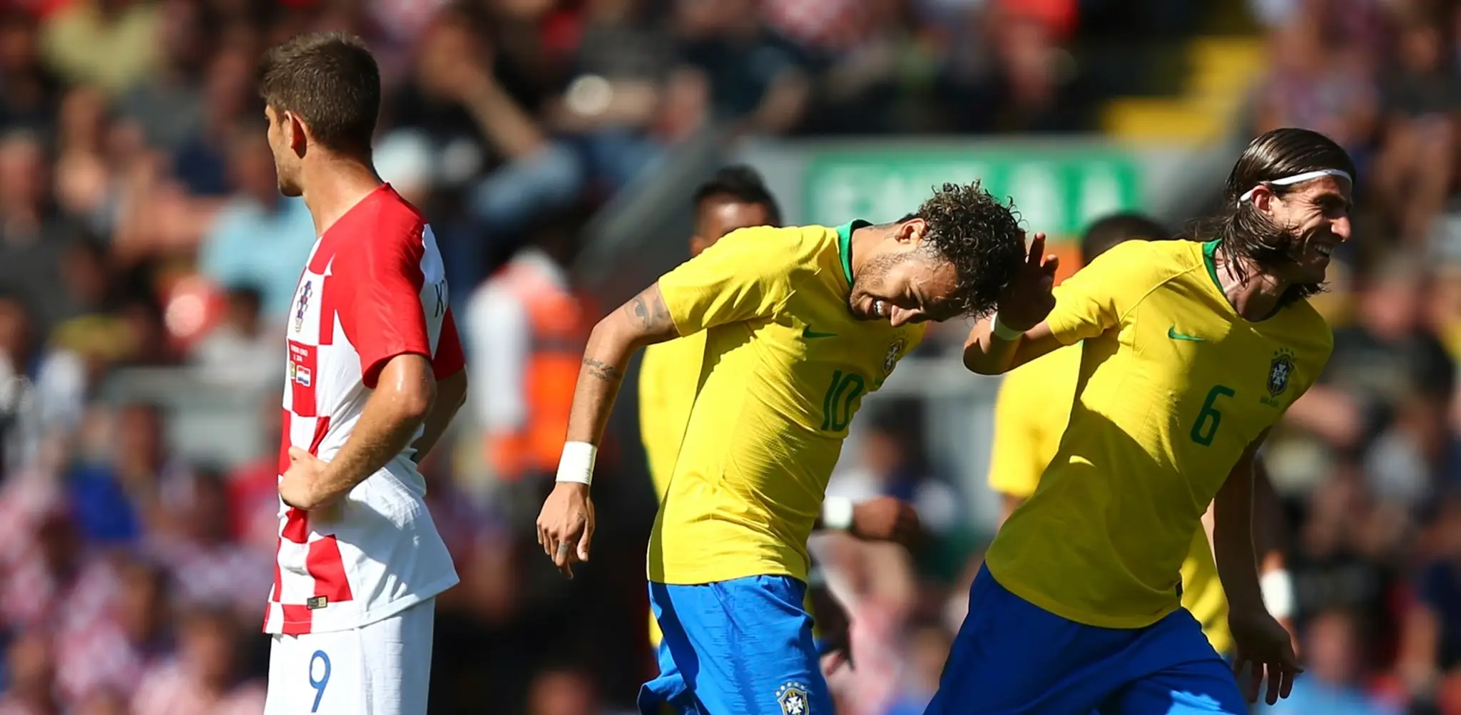 Neymar sa raduje po svojom góle so spoluhráčom Felipe Luisom.