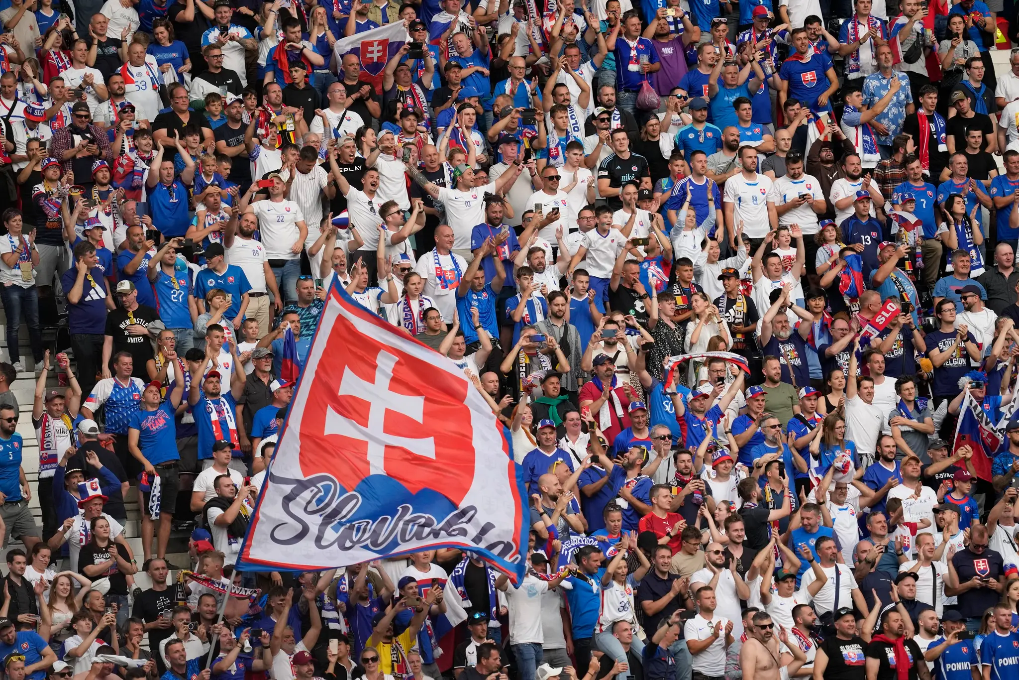 Slovenskí fanúšikovia na zápase s Belgickom na ME 2024.