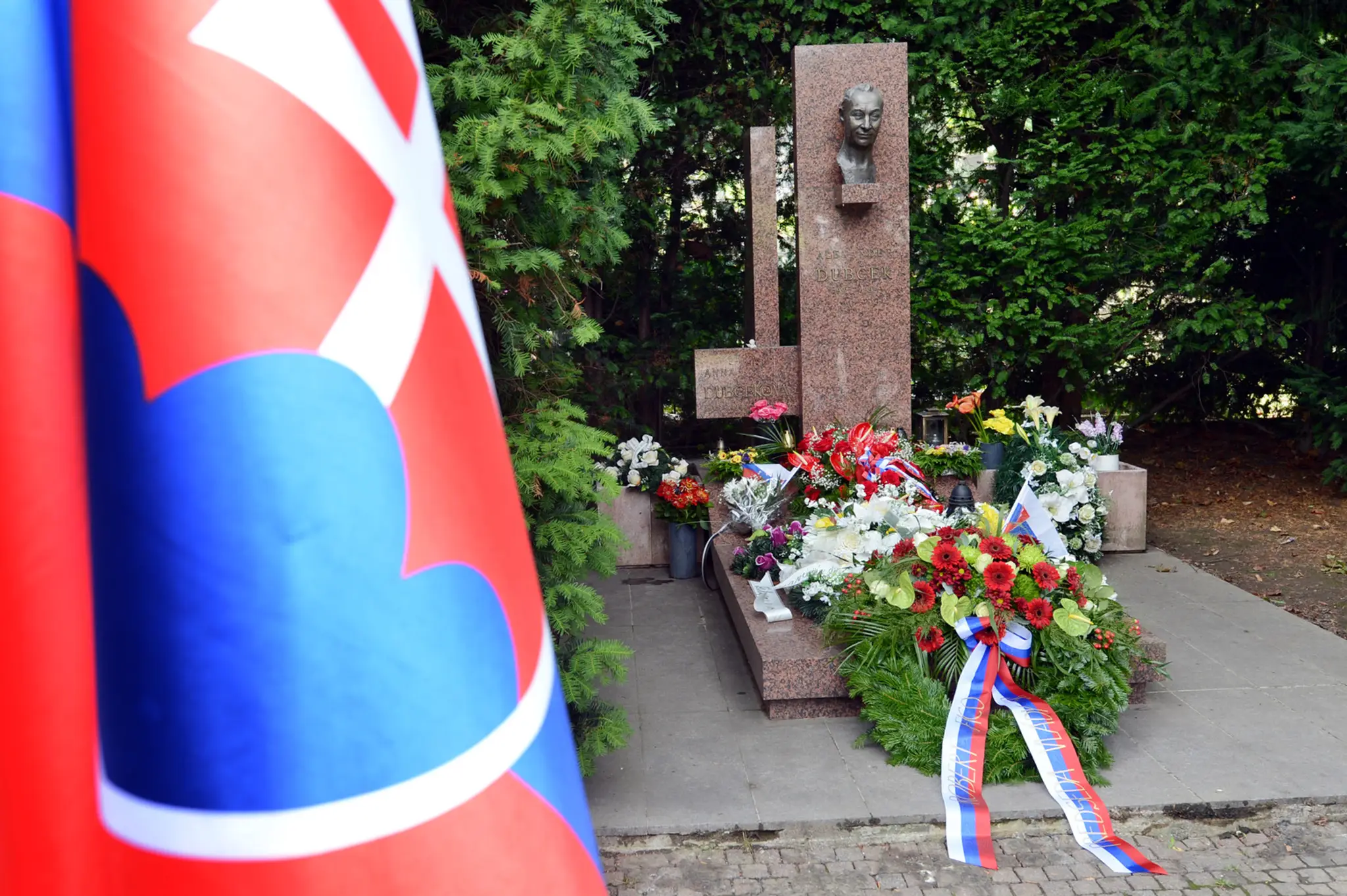 Hrob Alexandra Dubčeka po spomienke pri príležitosti 47. výročia okupácie Československa vojskami Varšavskej zmluvy. 21. augusta