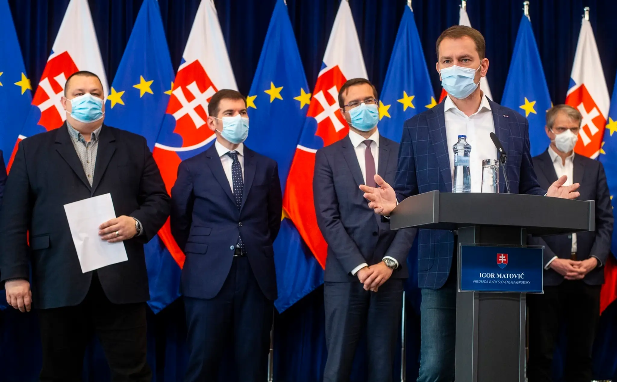 Zdravotnícky personál oddelenia intenzívnej starostlivosti kliniky Casalpalocco COVID-19 trpí rovnako ako pacienti.