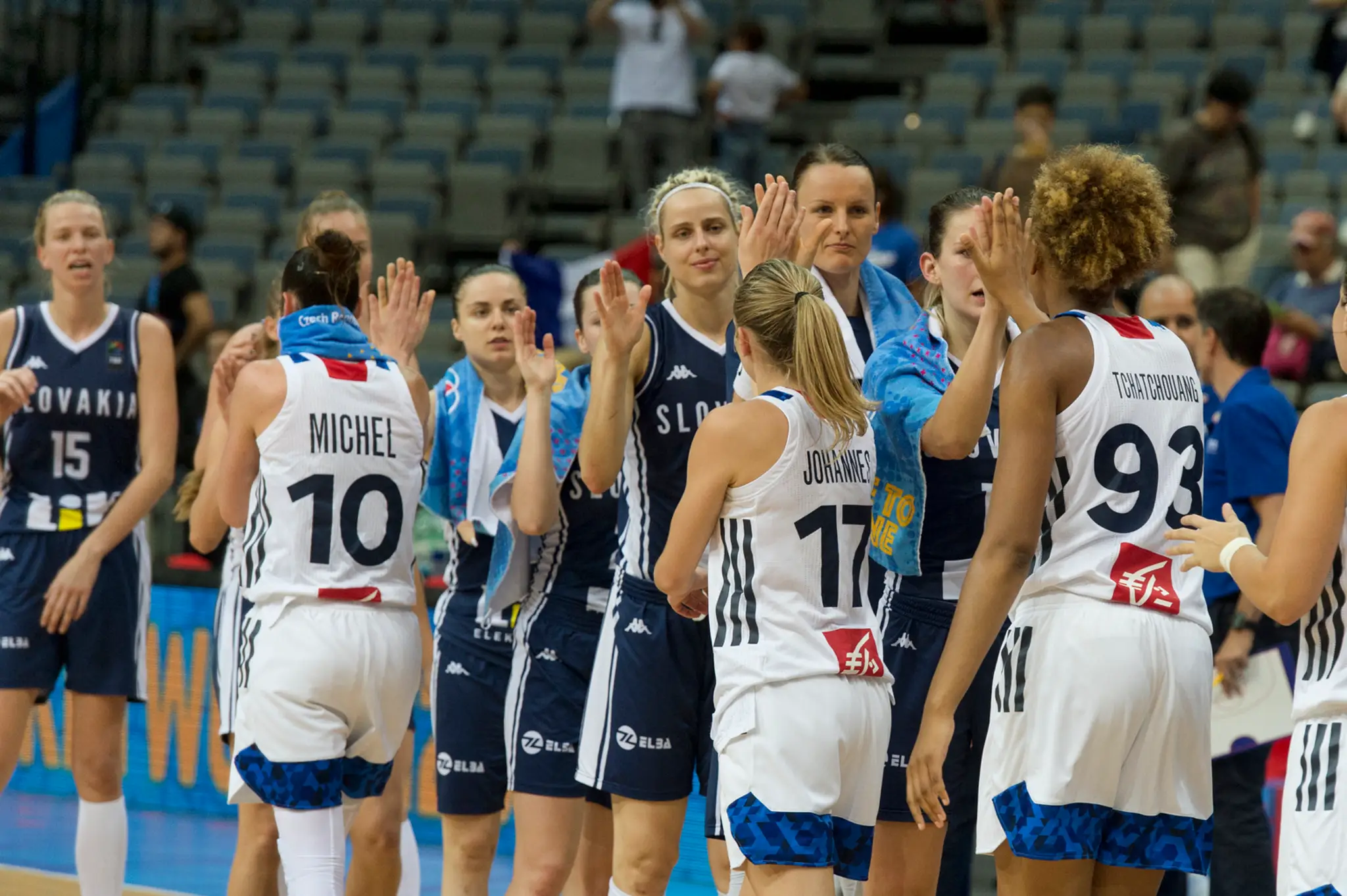 Na snímke slovenské a francúzske basketbalistky si podávajú ruky po skončení štvrťfinálového zápasu ME.