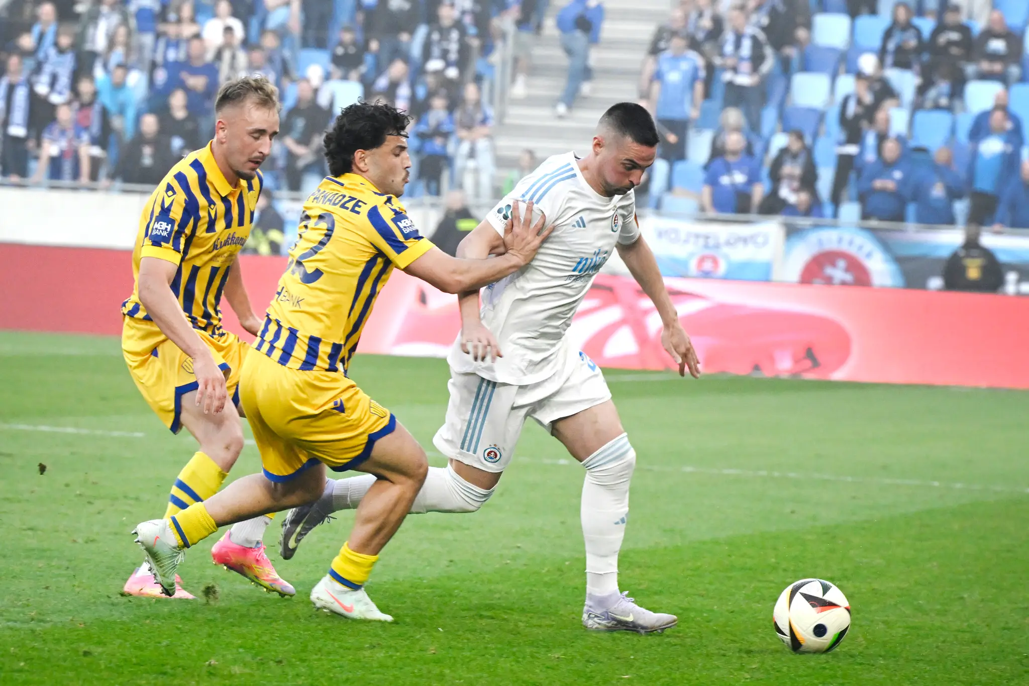 Na snímke sprava Robert Mak (Slovan), Cotne Kapanadze a Matej Trusa (obaja DAC)