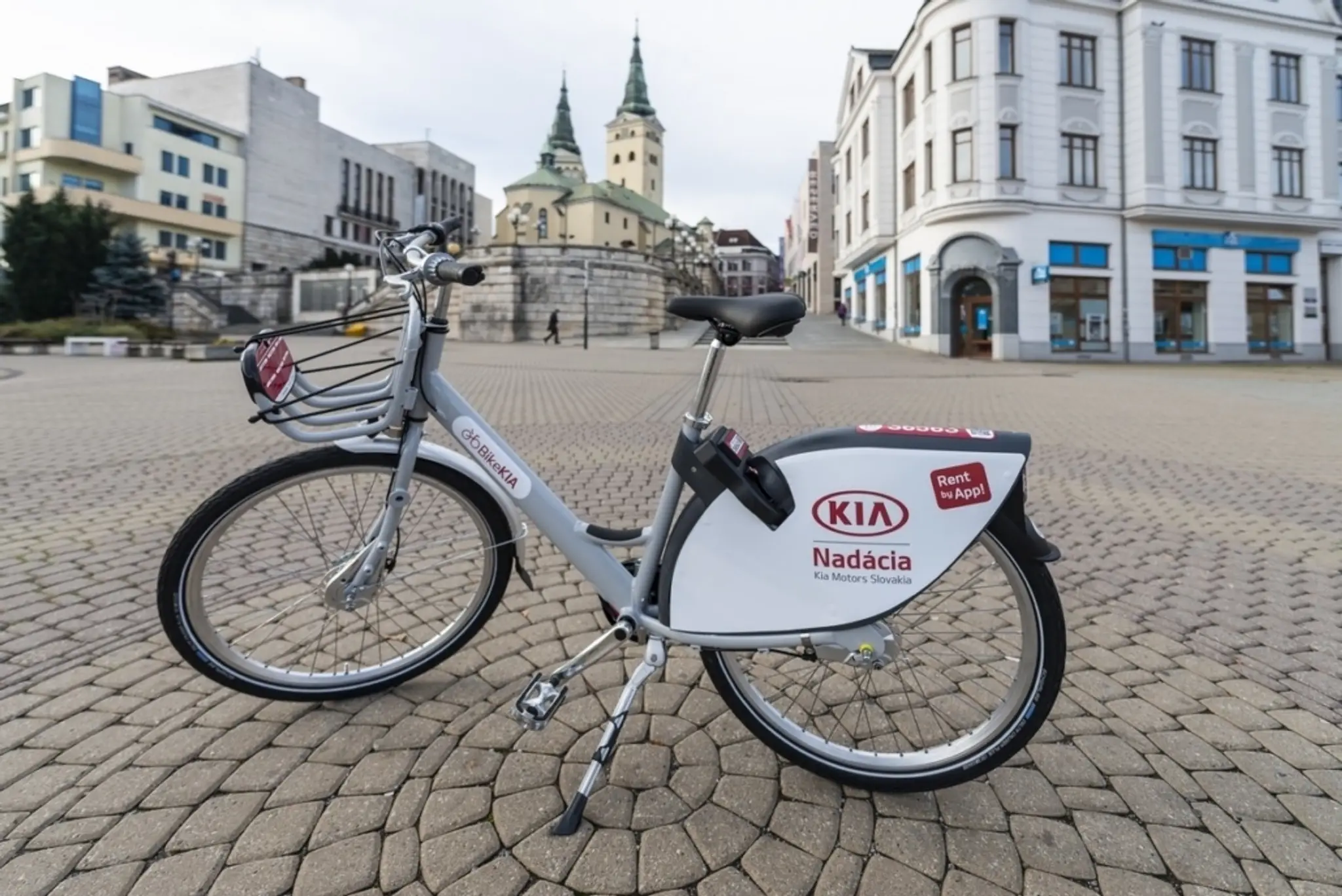 Kandidát na prezidenta Maroš Šefčovič medzi novinármi.