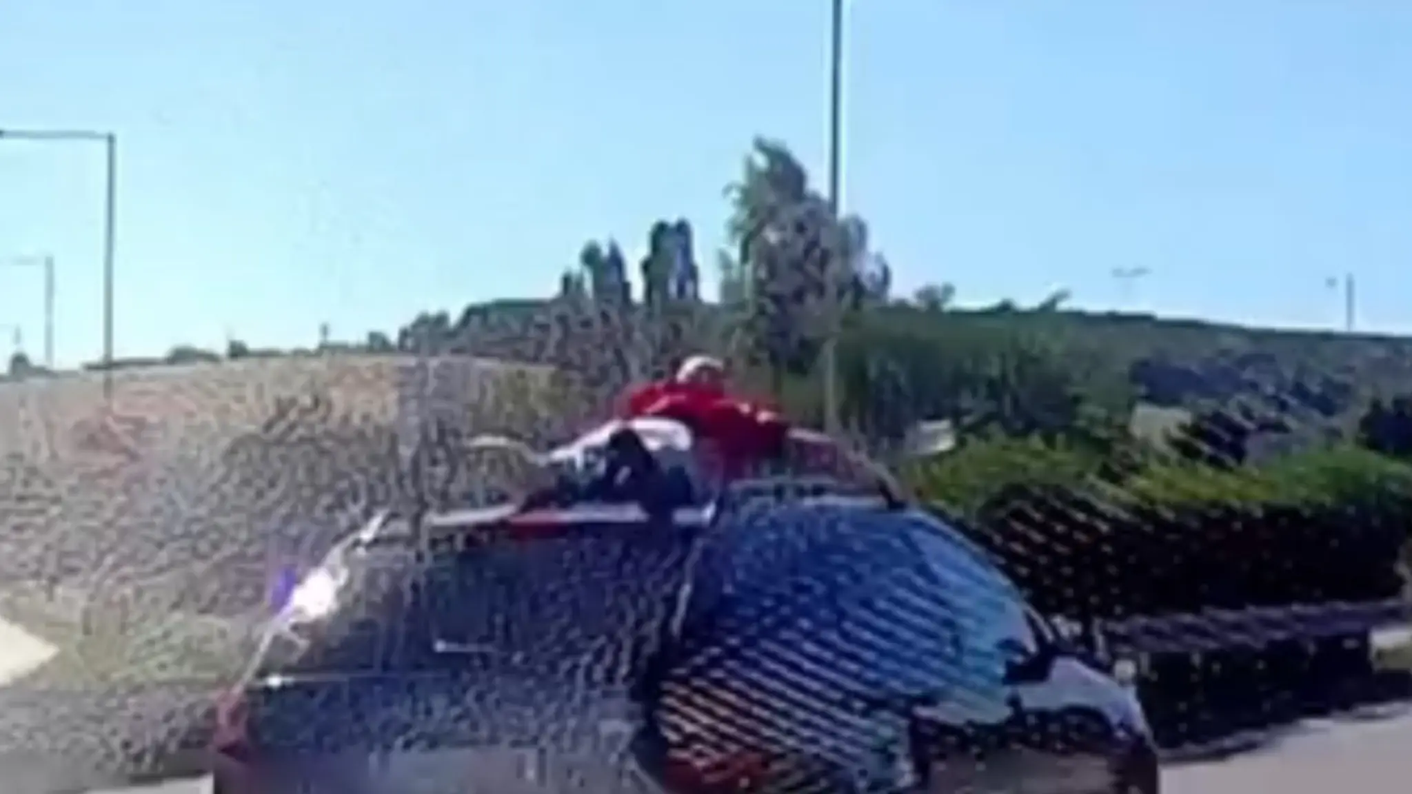 Na sociálnych sieťach sa objavilo video, ktoré zachytáva muža ležiaceho na streche idúceho auta.