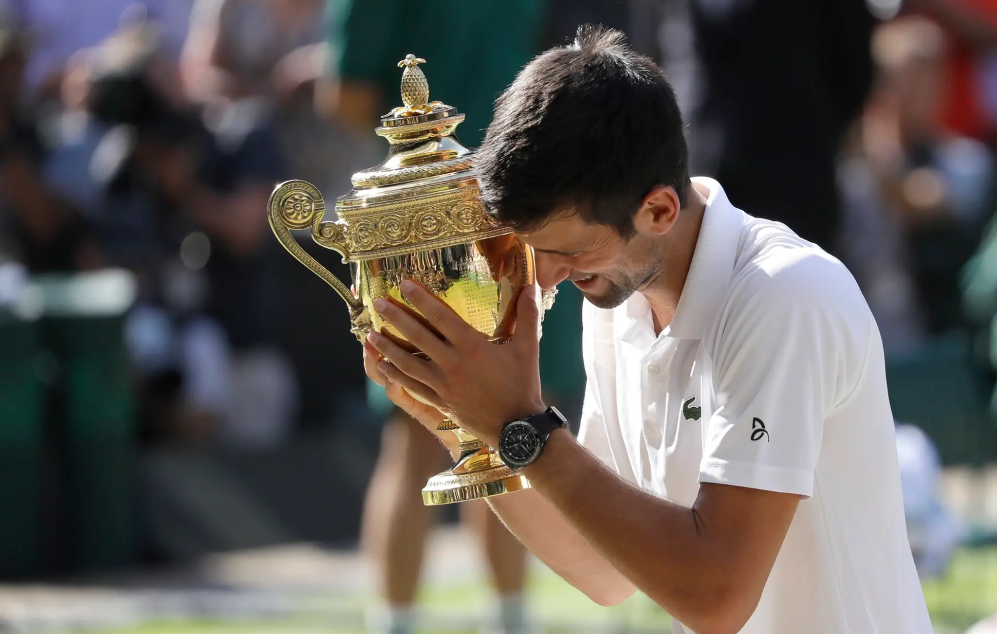 Novak Djokovič pózuje s trofejou po výhre nad Juhoafričanom Kevinom Andersonom vo finále Wimbledonu.