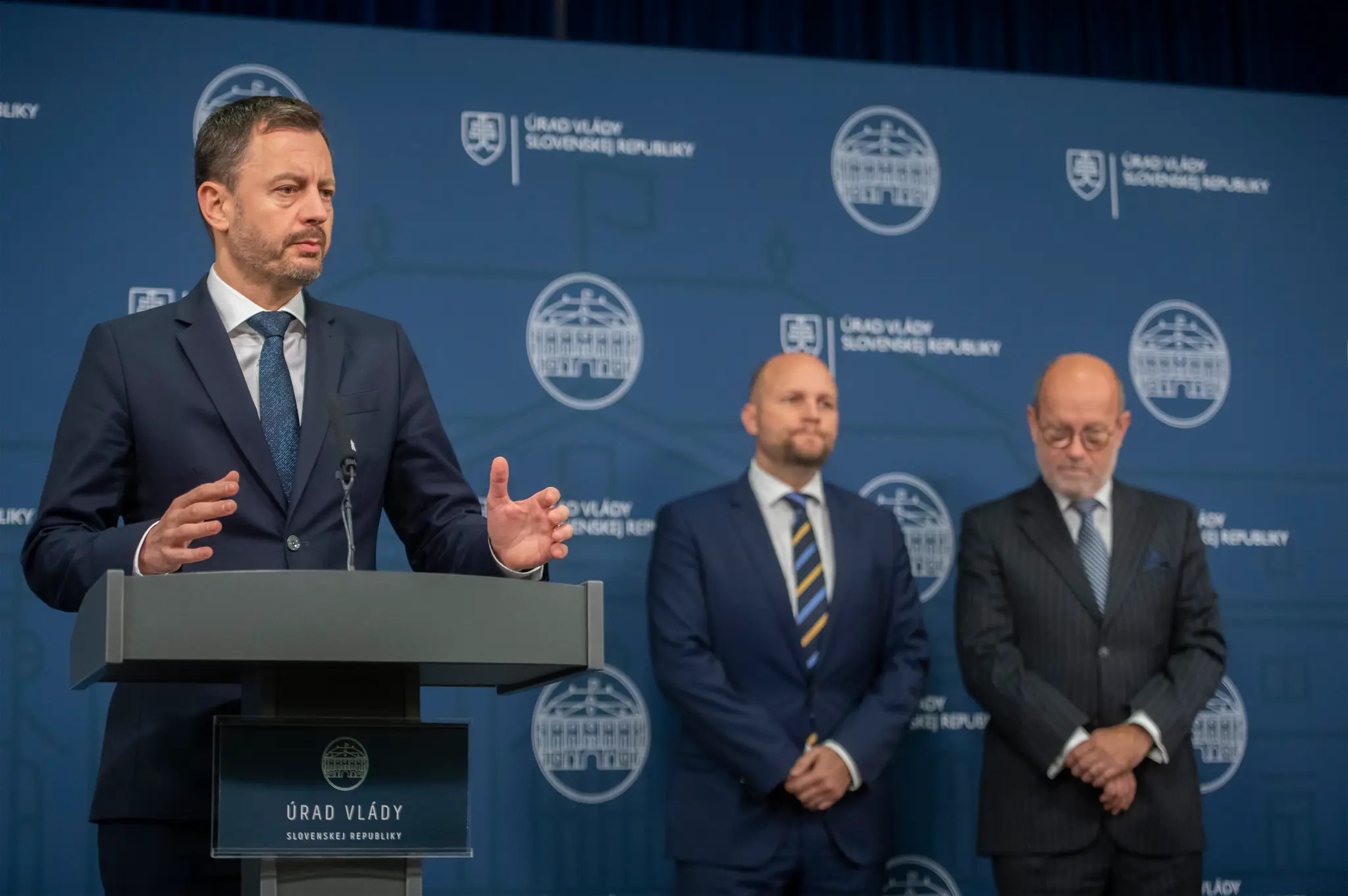 Premiér SR Eduard Heger, minister obrany Jaroslav Naď a minister zahraničných vecí a európskych záležitostí SR Rastislav Káčer.
