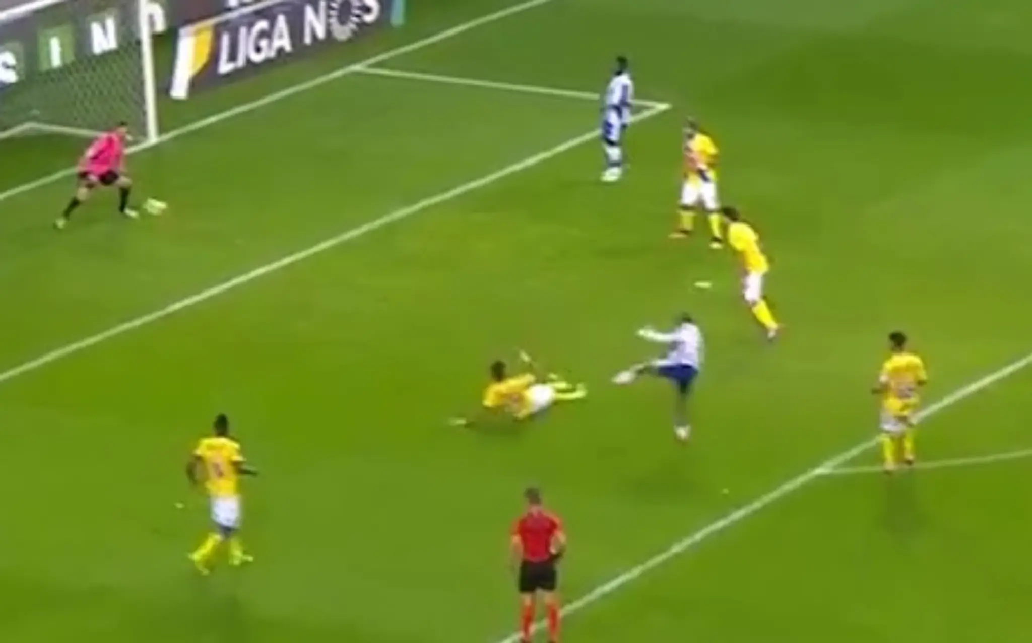 Yacine Brahimi strieľa gól brankárovi Aroucy.