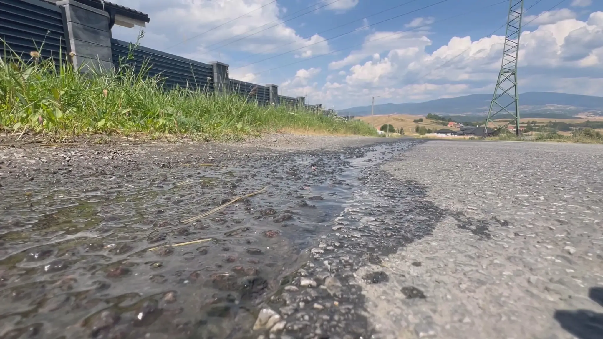 V Detve im voda vyteká spod asfaltu