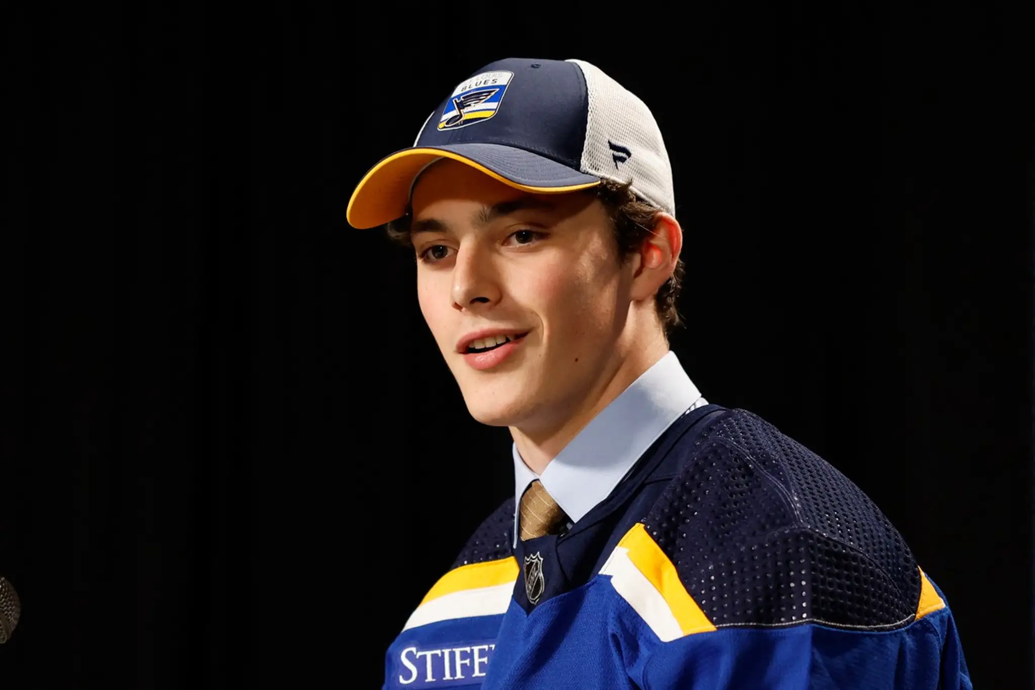 Dalibor Dvorský vystúpil pred médiami po tom, ako bol na NHL draft 2023 vybratý St. Louisom.