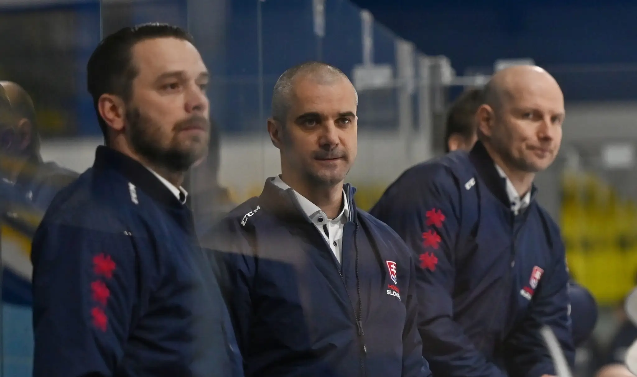 Na snímke v strede tréner slovenskej hokejovej reprezentácie do 20 rokov Ivan Feneš.