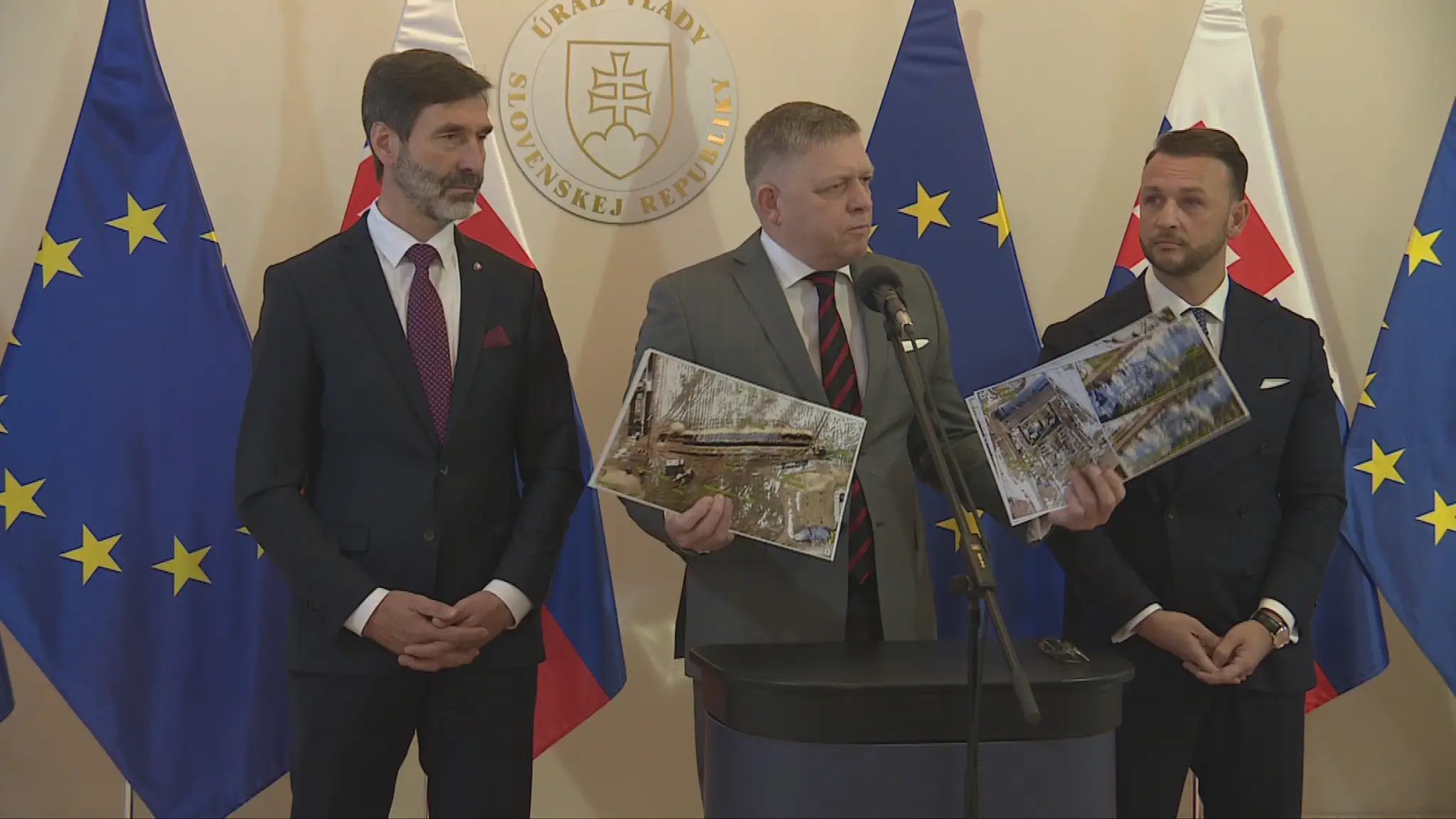 Robert Fico drží v rukách satelitné snímky.