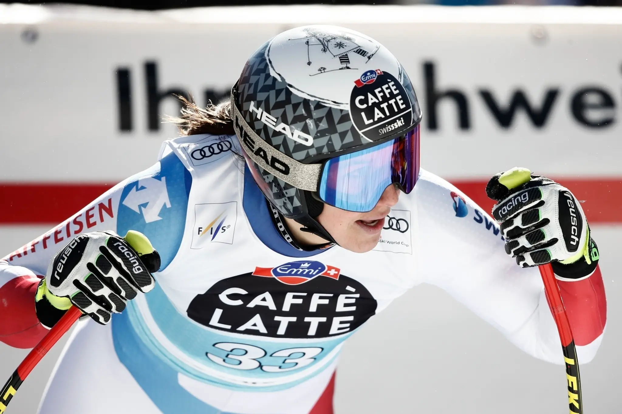 Alpská lyžiarka Lara Gutová-Behramiová reaguje v zjazde v Crans Montana.