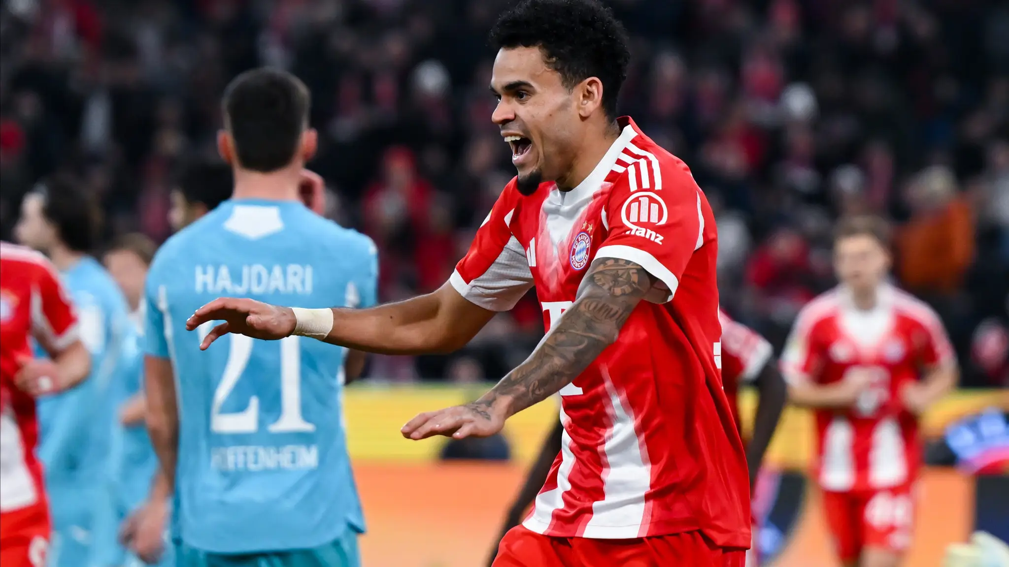 Futbalista Bayernu Mníchov Luis Diaz sa teší z gólu. (cropped)