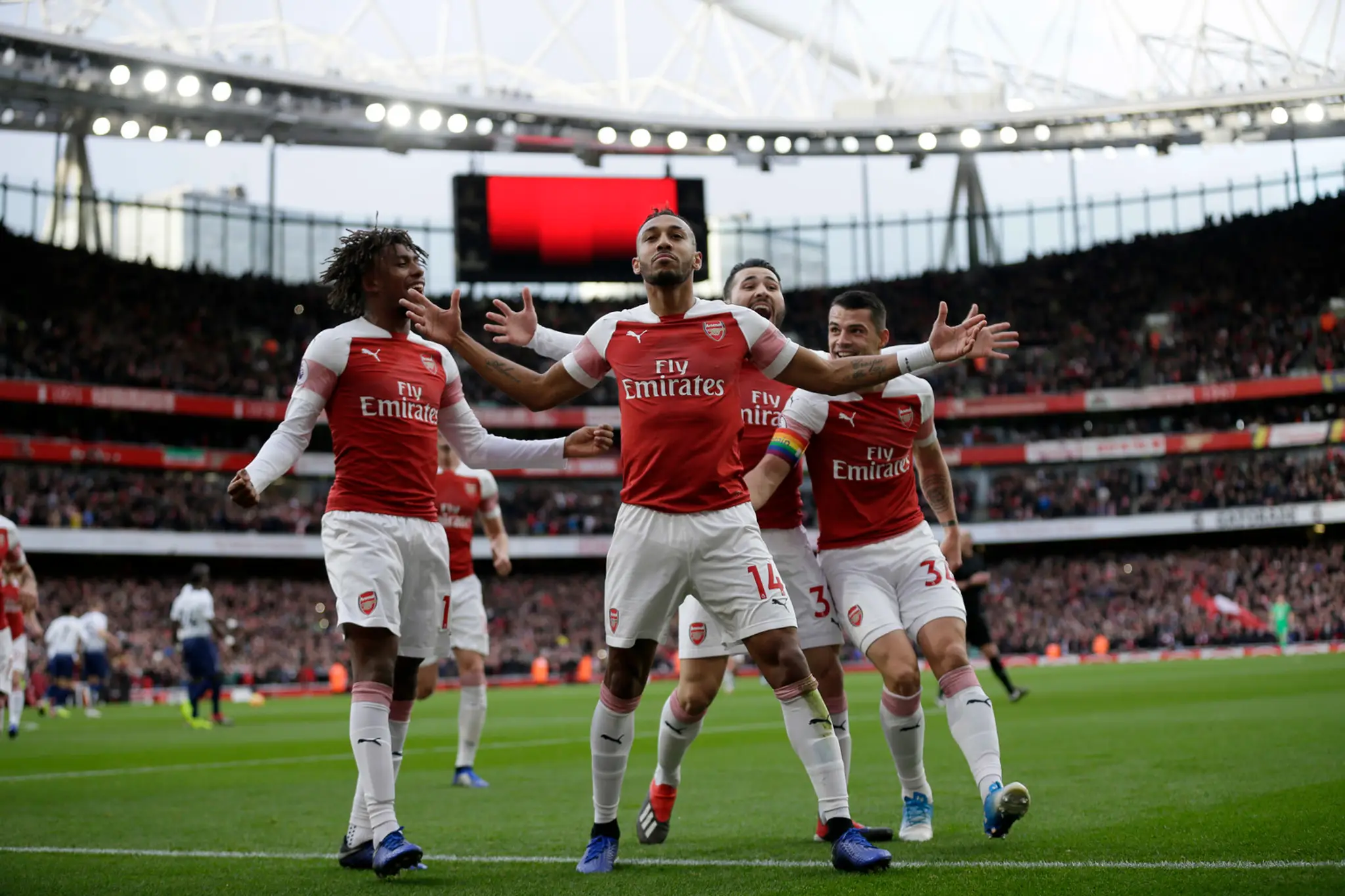 Hráč Arsenalu Pierre-Emerick Aubameyang oslavuje so spoluhráčmi úvodný gól z penalty.