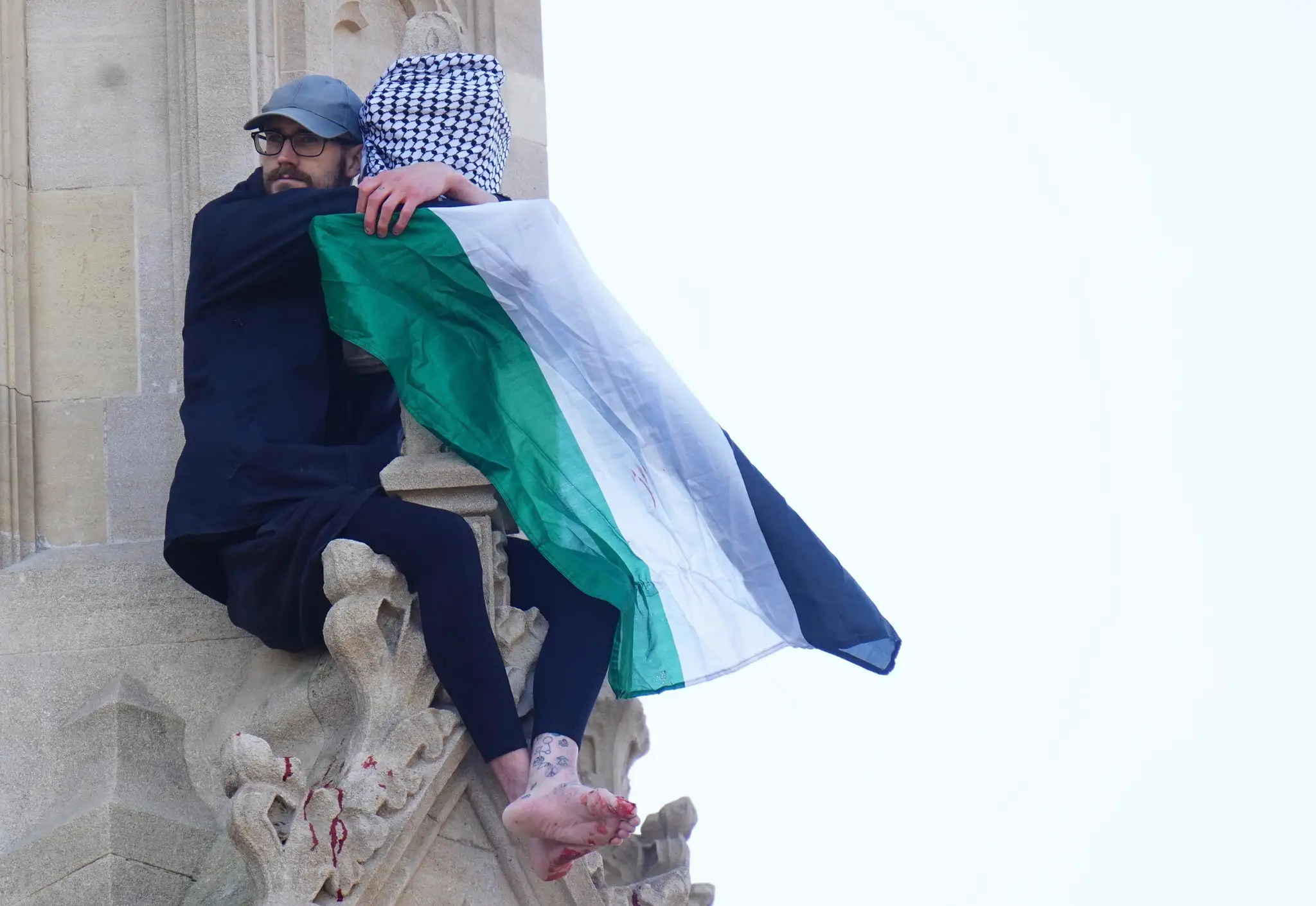 Na Big Ben Westminsterského paláca sa vyštveral muž s palestínskou vlajkou