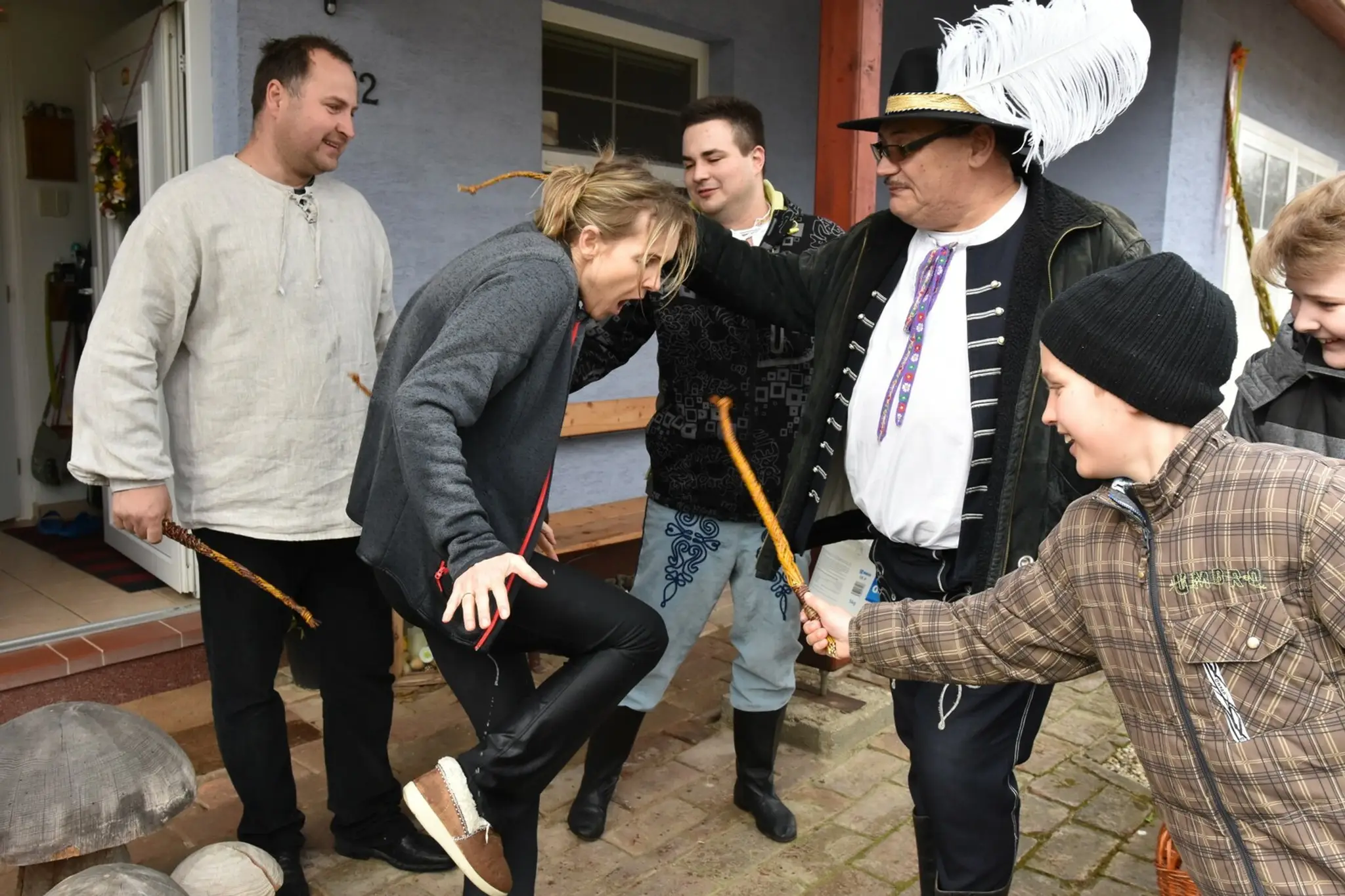 Členovia folklórneho súboru Lusk a dychovej hudby Borovienka, ktorí ako poslední dodržiavajú v obci Krakovany tradície a každoro