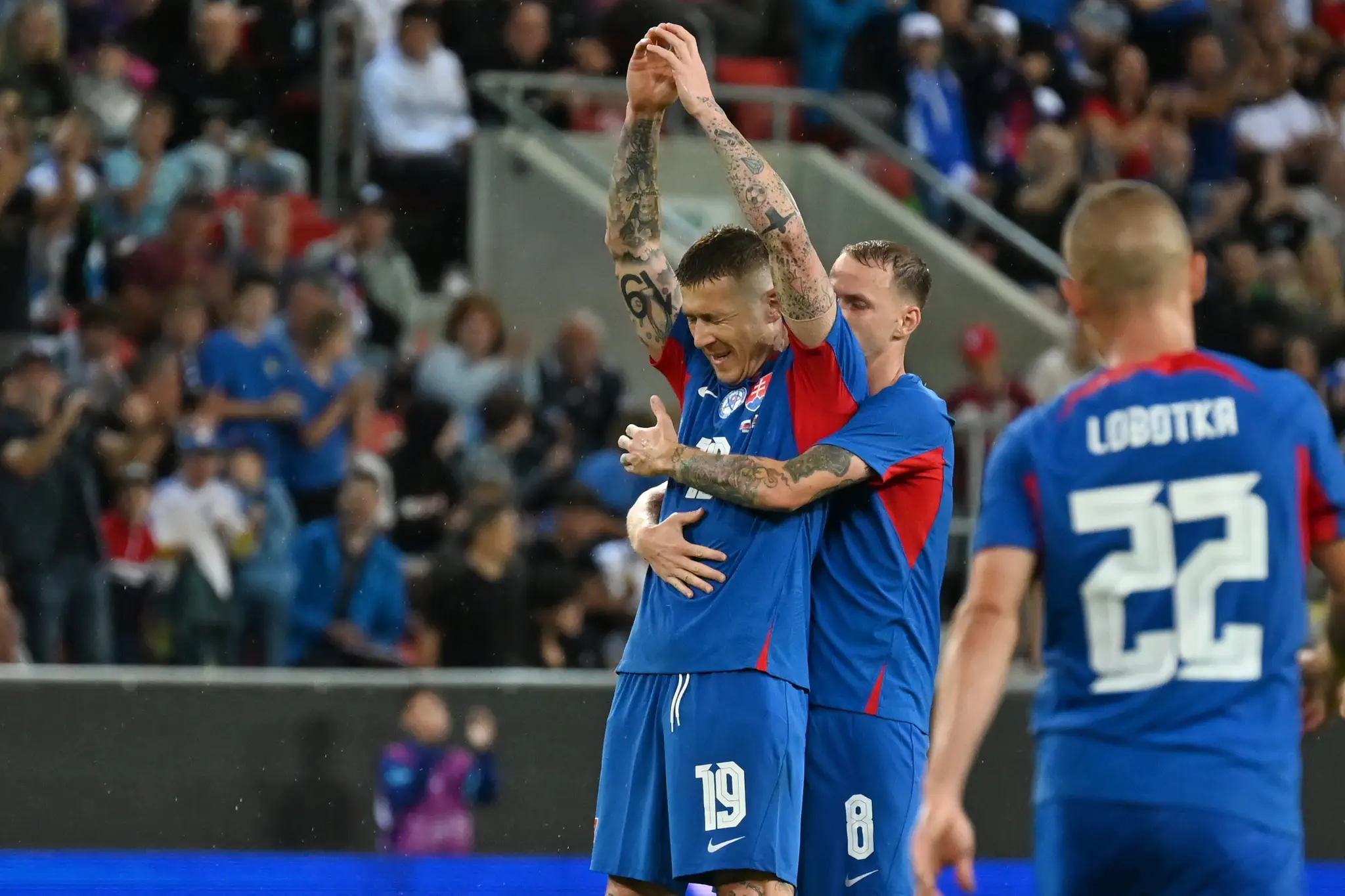 Slovenskí futbalisti oslavujú gól