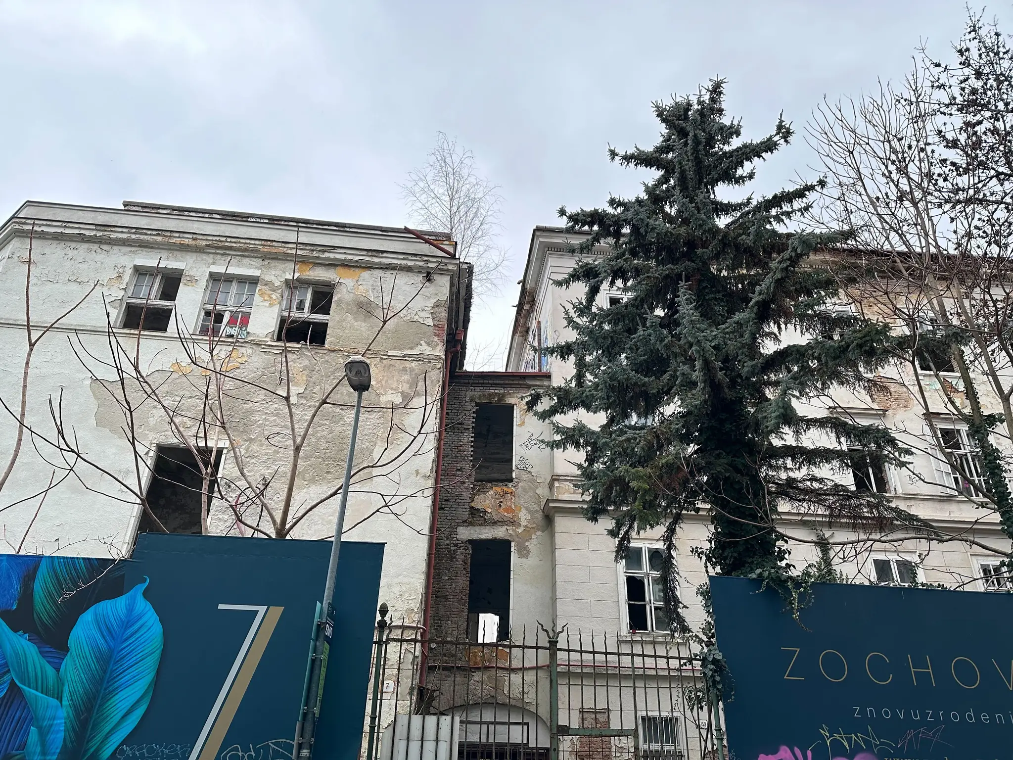 Zničená budova bývalej pôrodnice na Zochovej