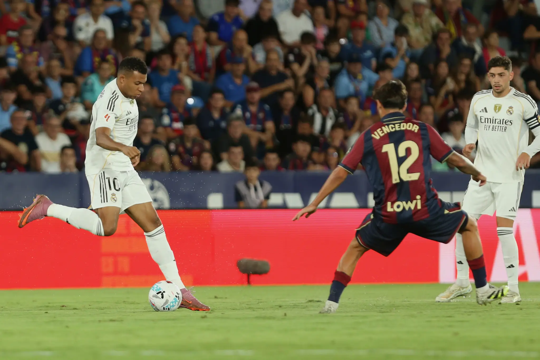 Hráč Realu Madrid Kylian Mbappe (vľavo) a Unai Vencedor z Levante