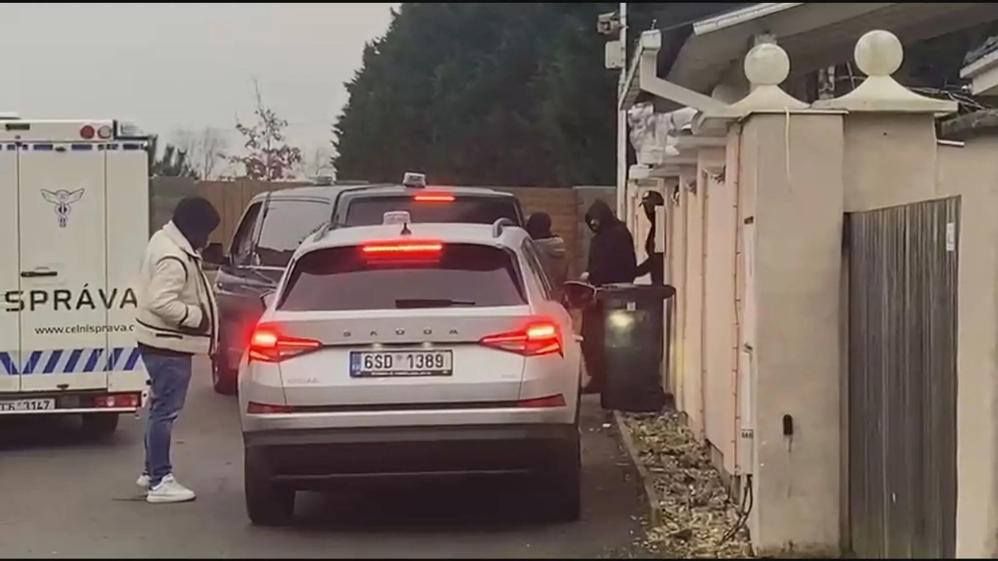 Karlosa Vémolu odviedli z domu v putách