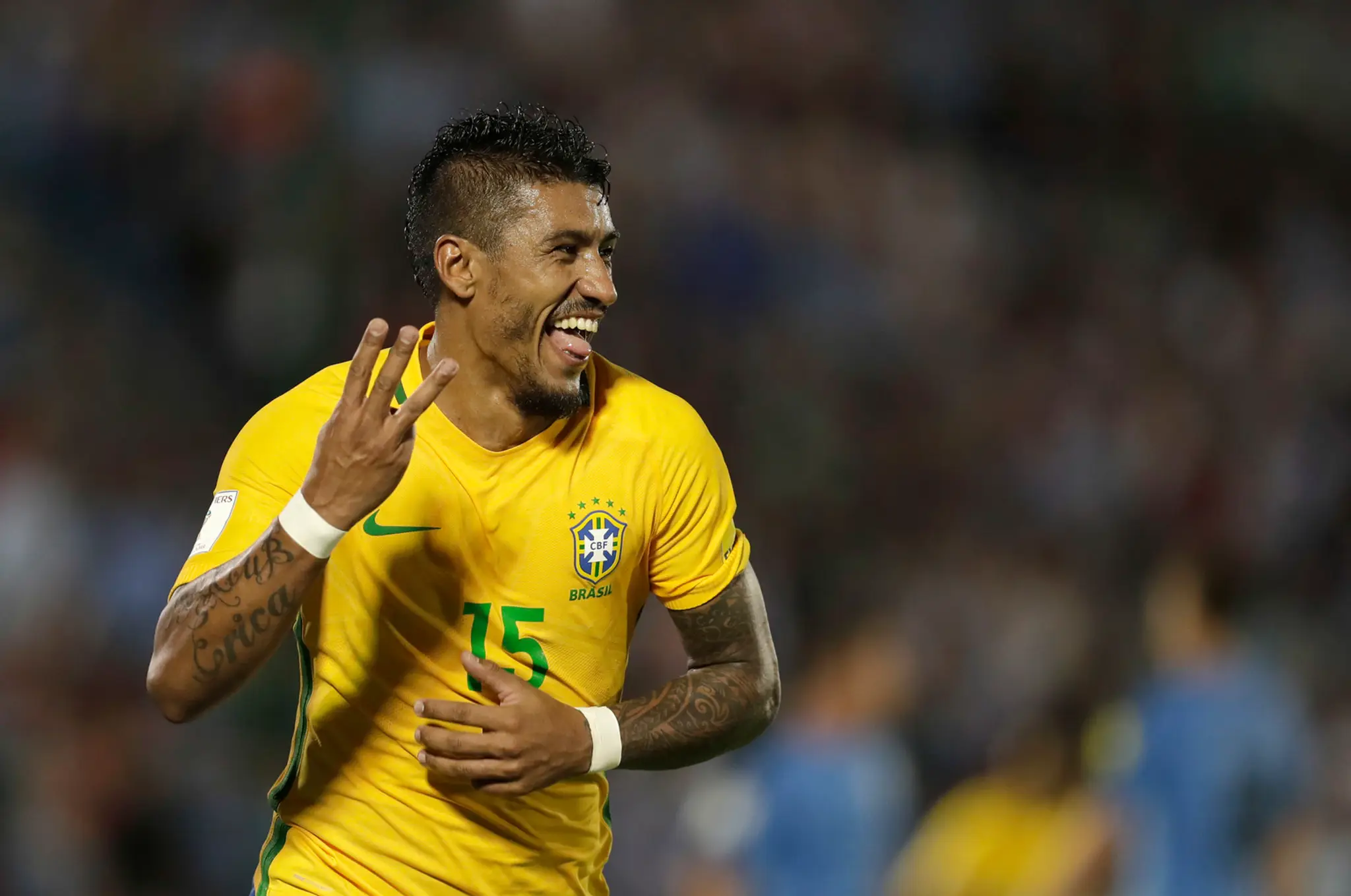 Brazílčan Paulinho oslavuje svoj hetrik.