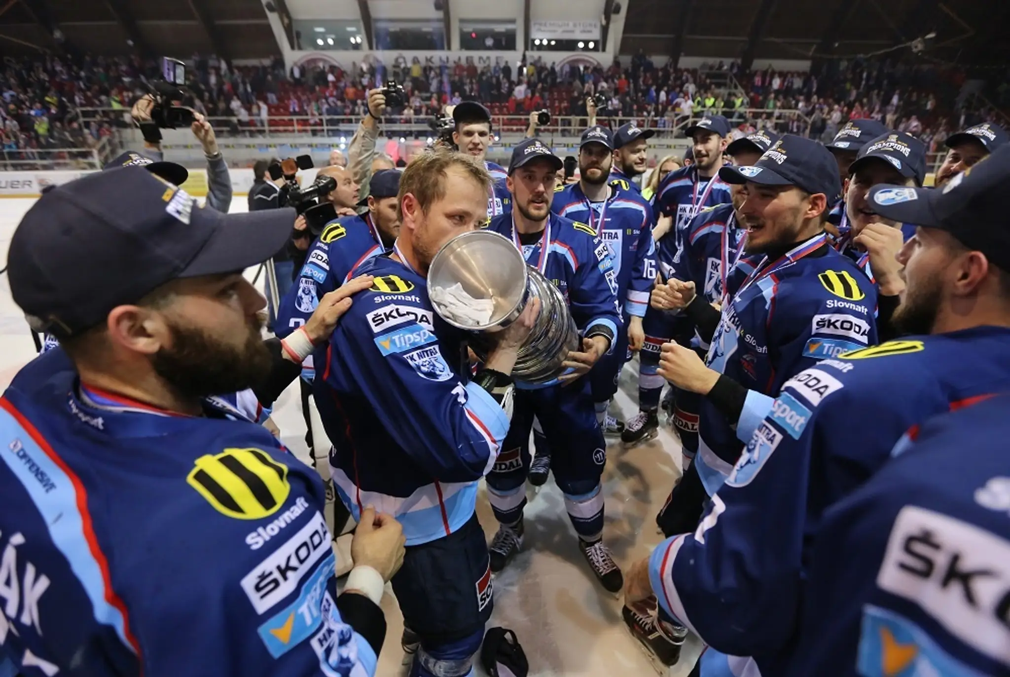 Na snímke hráči Nitry sa radujú zo zisku titulu Majstra SR po šiestom zápase finále play off hokejovej Tipsport Ligy