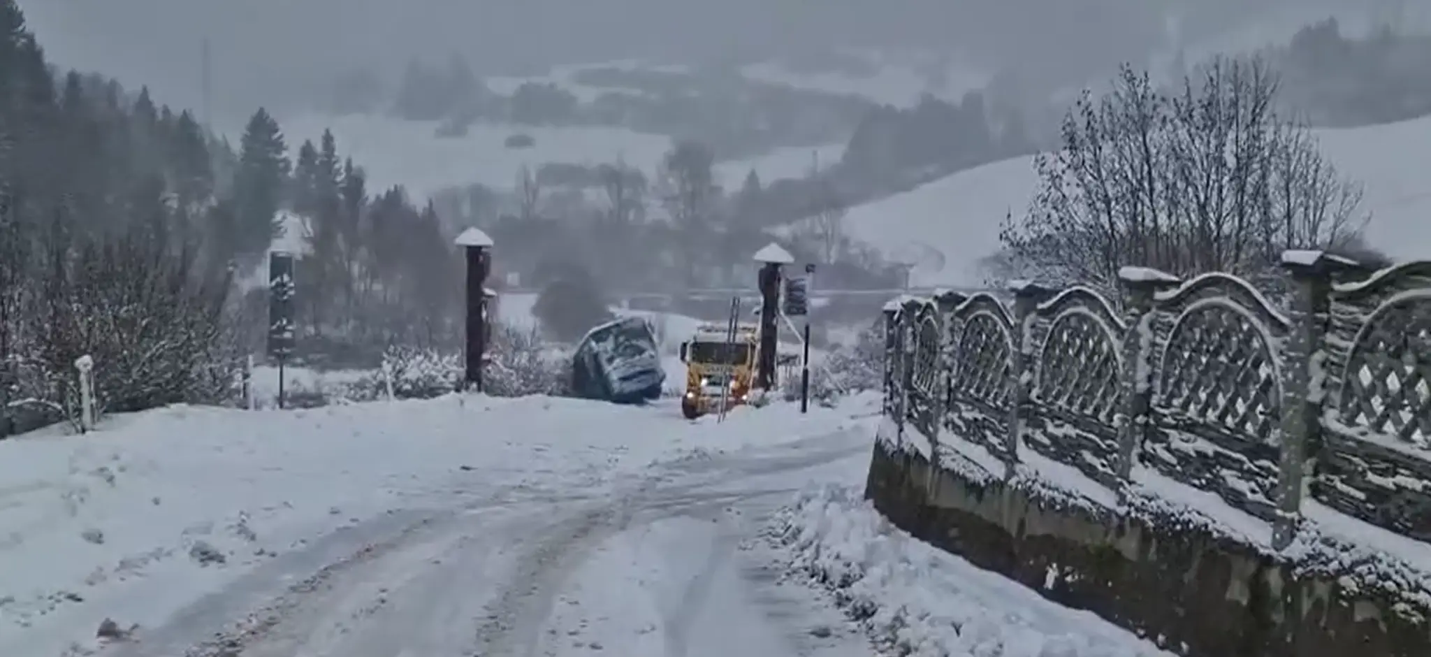 Nehoda autobusu v obci Valaská Dubová.