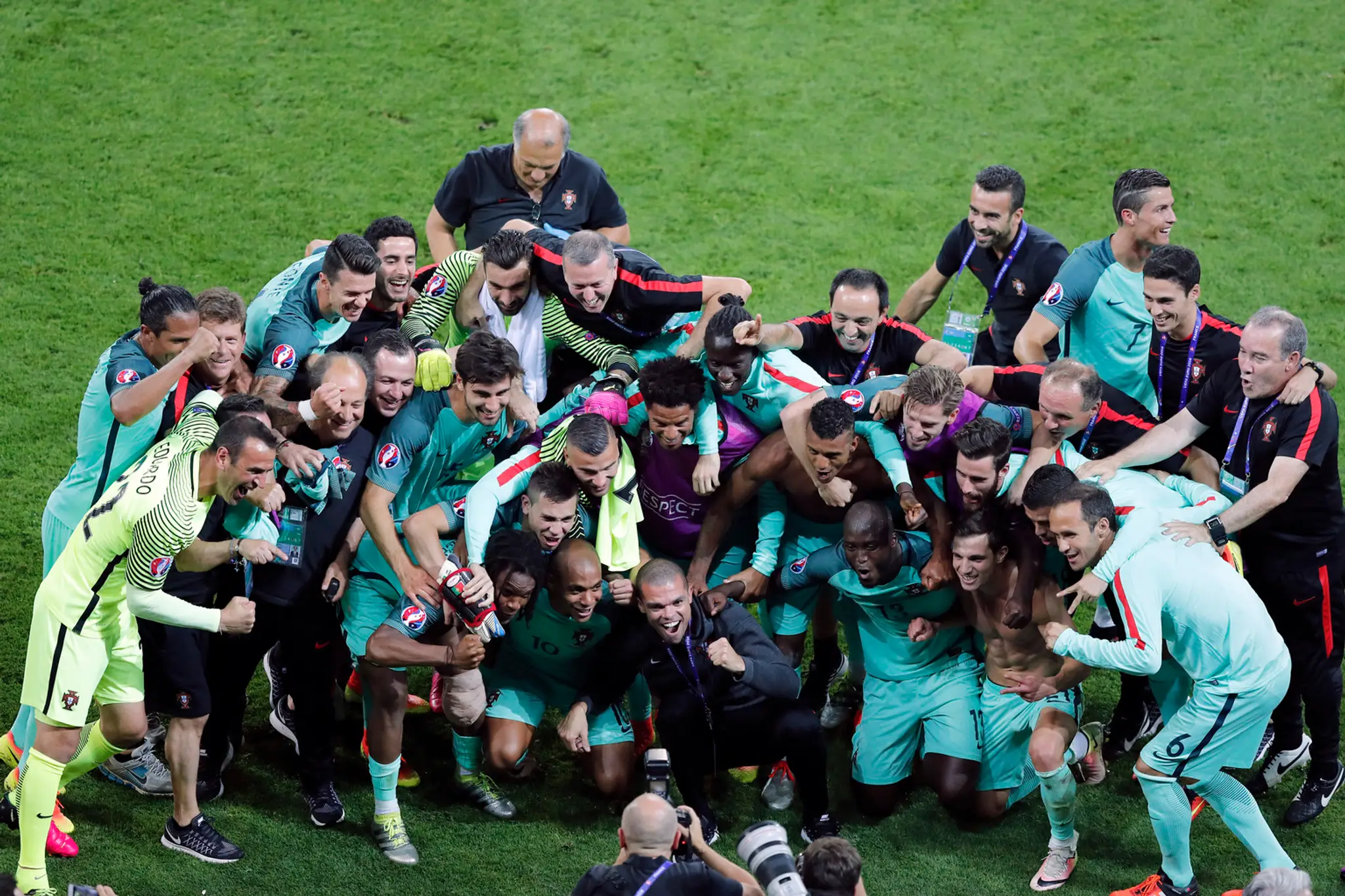Nadšení portugalskí hráči po semifinálovom triumfe nad Walesom na ME vo Francúzsku.