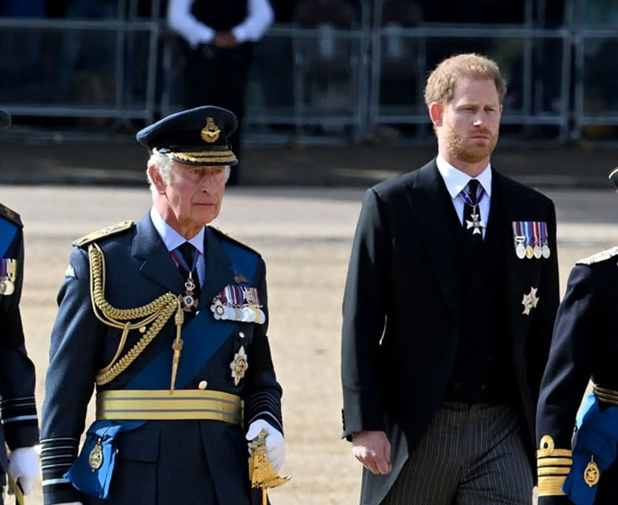 Kráľ Karol III. a princ Harry