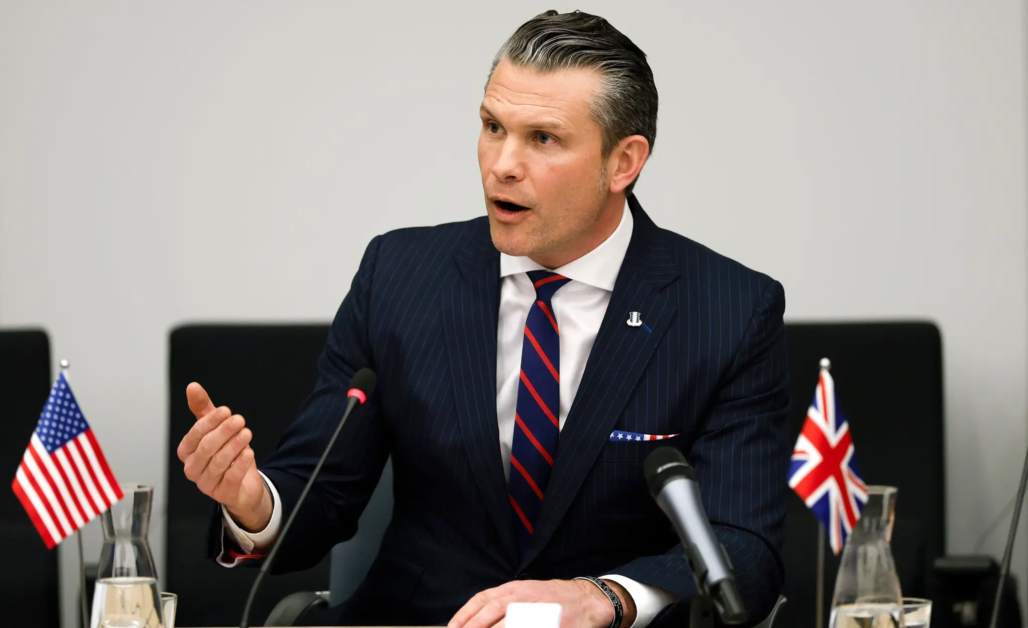 Americký minister obrany Pete Hegseth rozpráva počas rokovania Kontaktnej skupiny na obranu Ukrajiny.