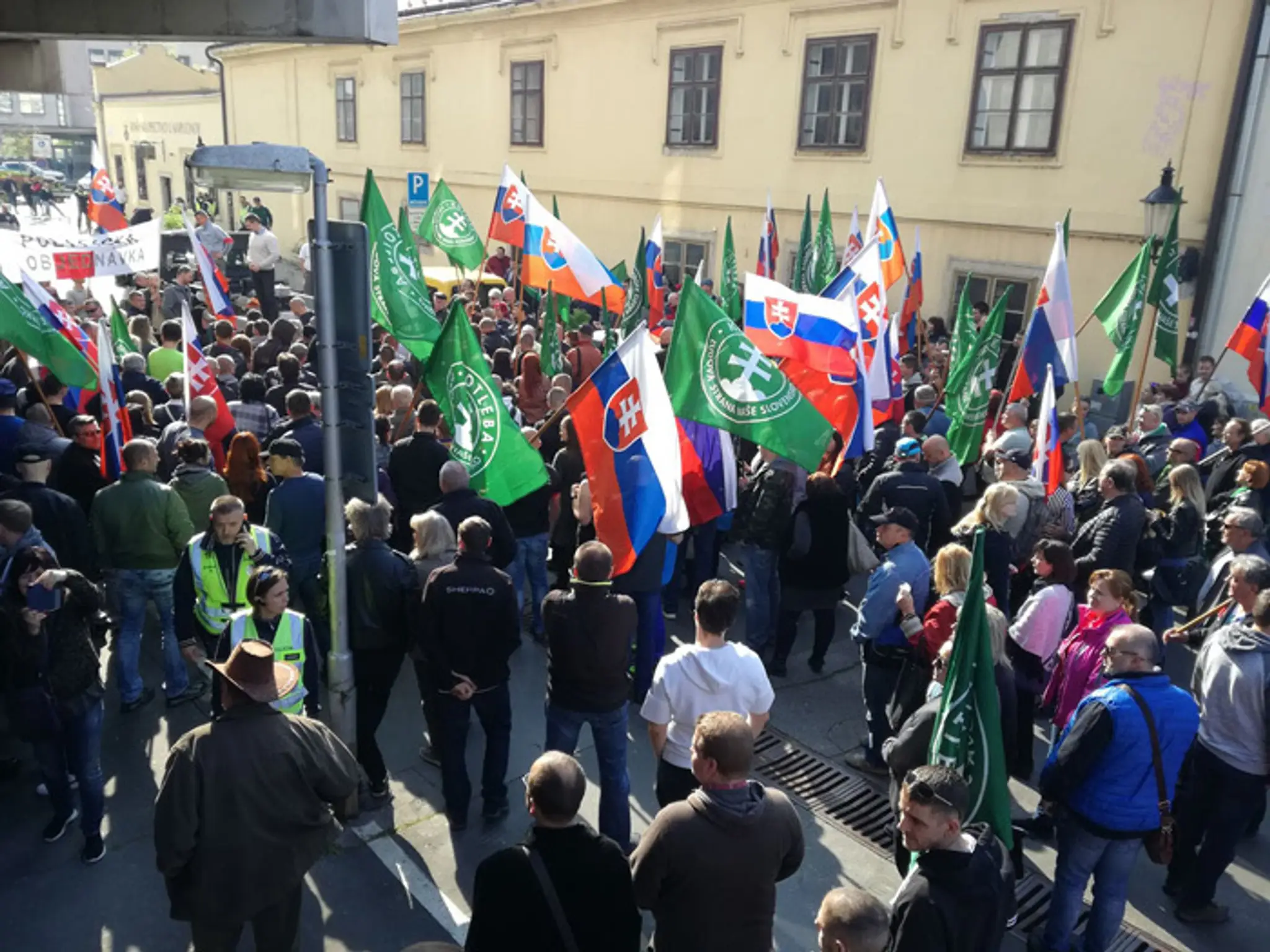 Predseda strany ĽSNS Marian Kotleba a právny zástupca Radovan Hrádek.