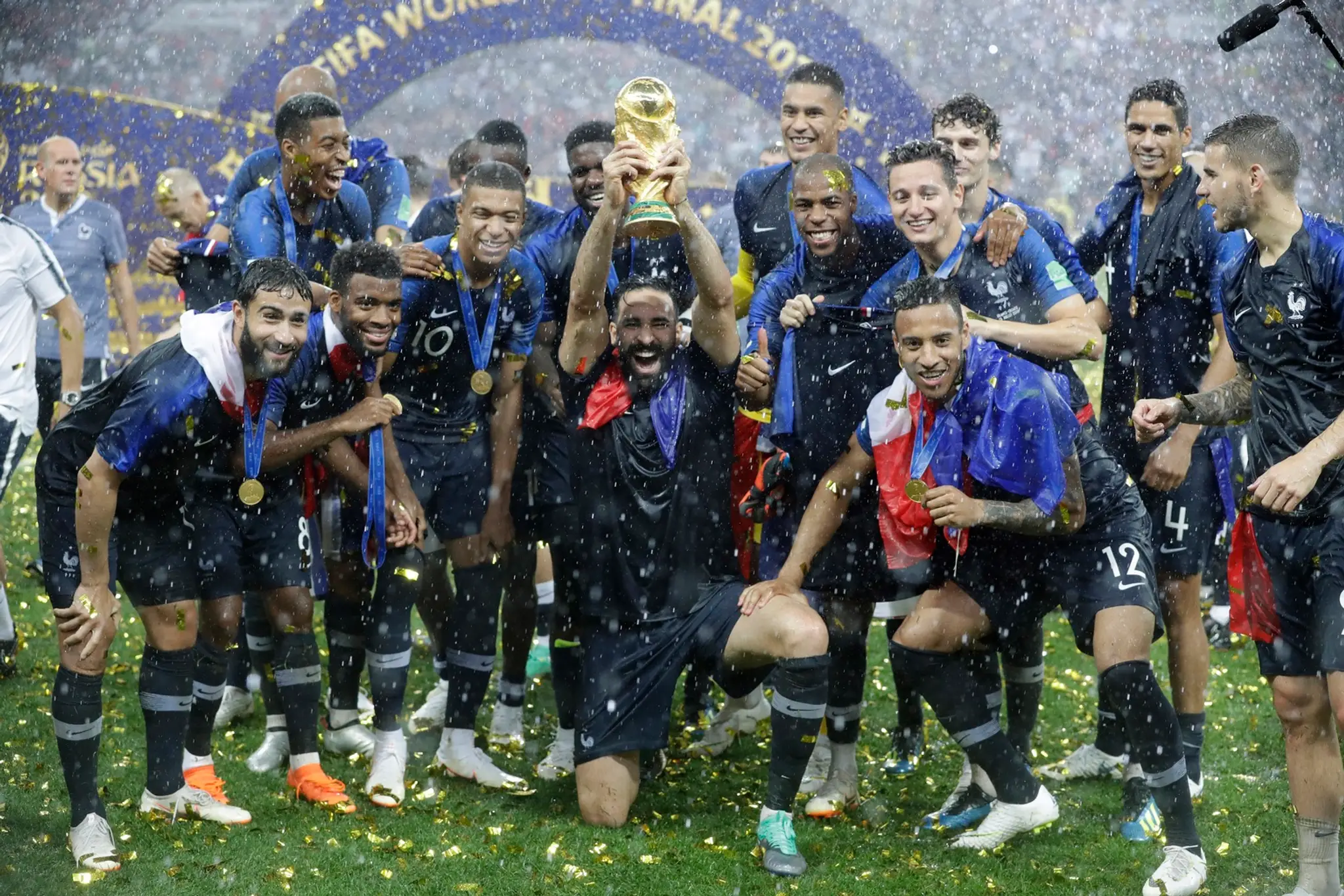 S trofejou v ruke.