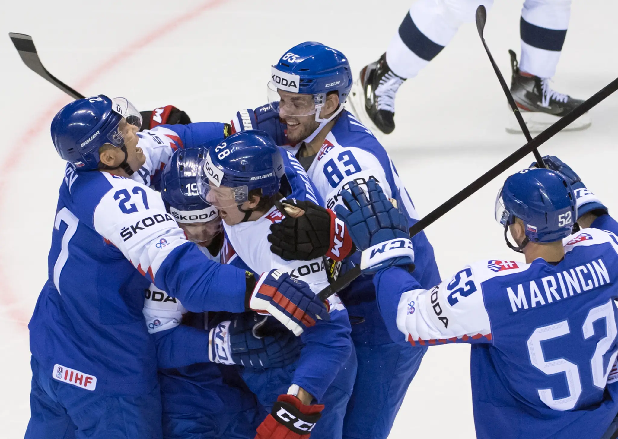 Hráči USA oslavujú gól v dueli na MS 2019 proti Slovensku.