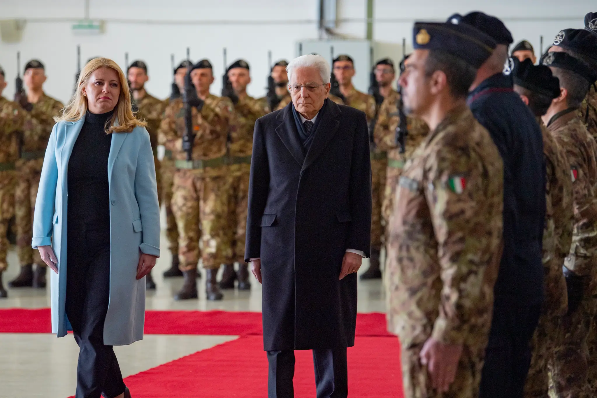 Na pozvanie prezidentky SR Zuzany Čaputovej (vľavo) pricestoval na dvojdňovú oficiálnu návštevu Slovenska taliansky prezident Sergio Mattarella (uprostred).
