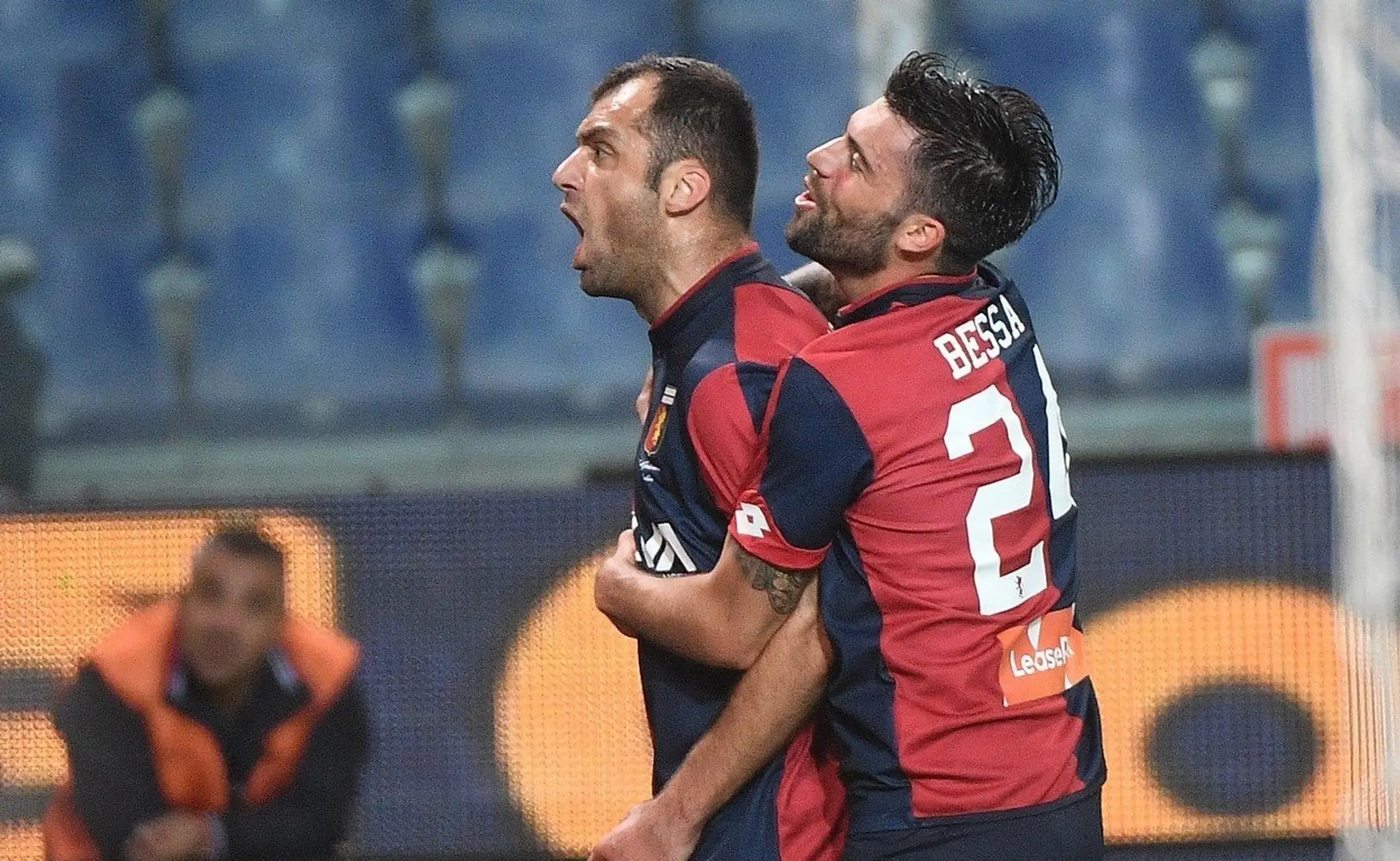Goran Pandev oslavuje so spoluhráčom svoj gól do siete Verony.
